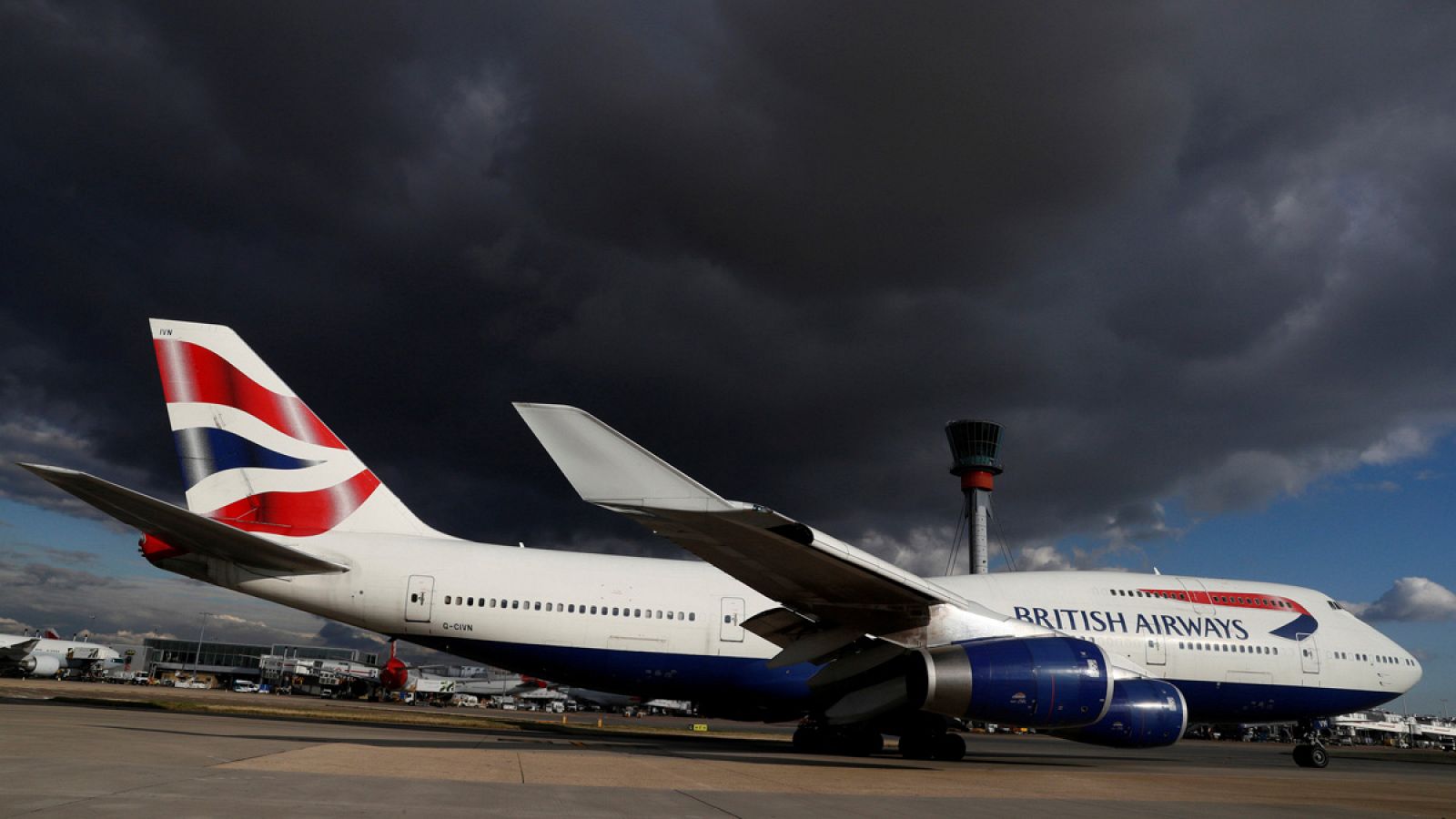 Un avión de British Airways en el aeropuerto de Heathrow, Londres