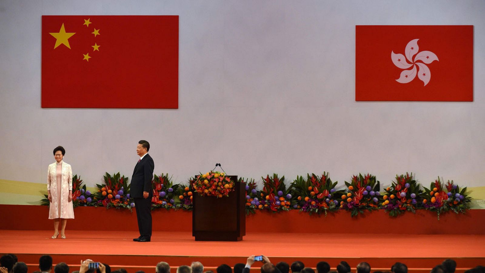 El presidente chino, Xi Jinping, y la mandataria hongkonesa, Carrie Lam, durante la ceremonia de aniversario.