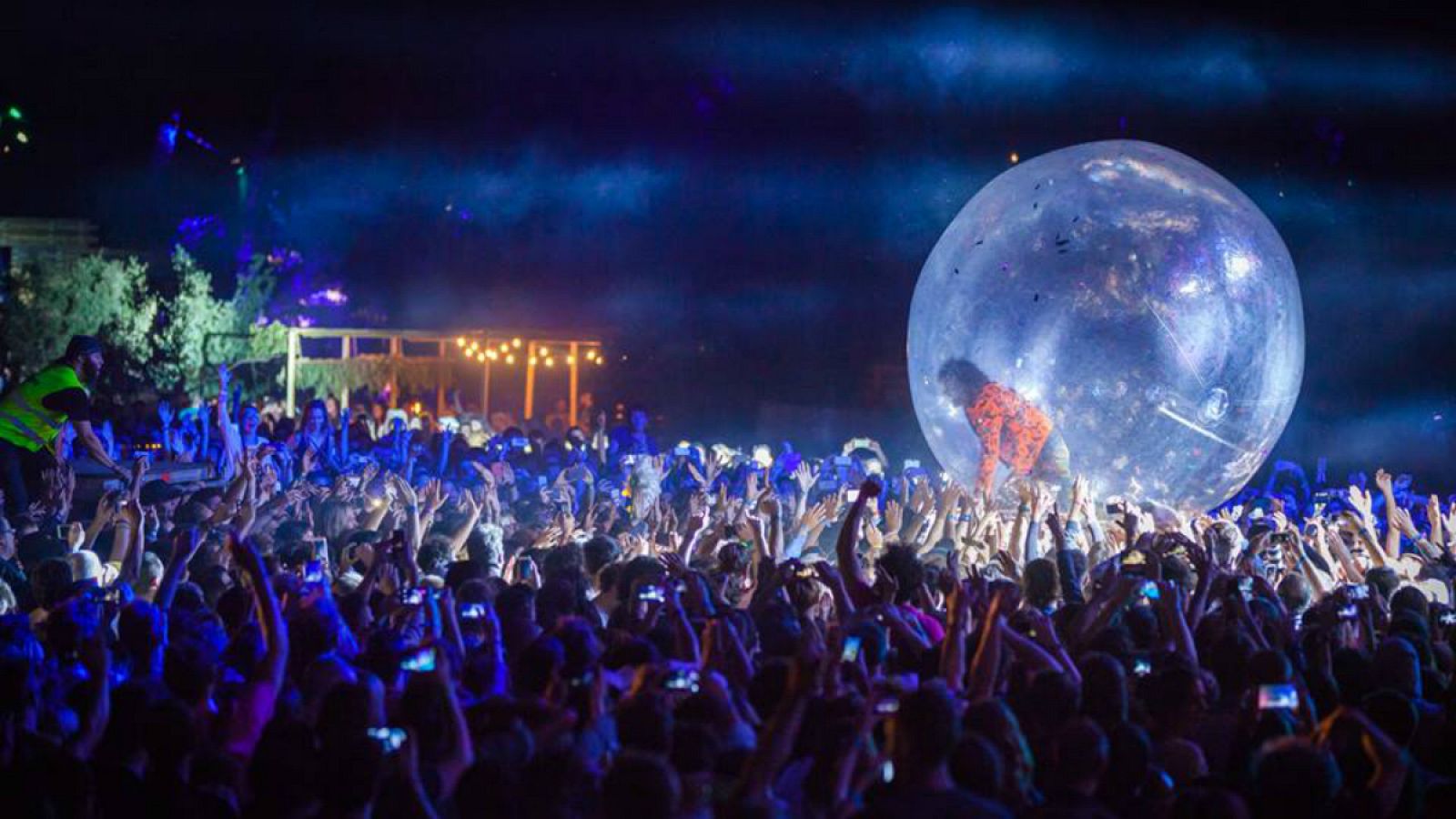 Wayne Coyne levitando sobre el público en el Vida Festival