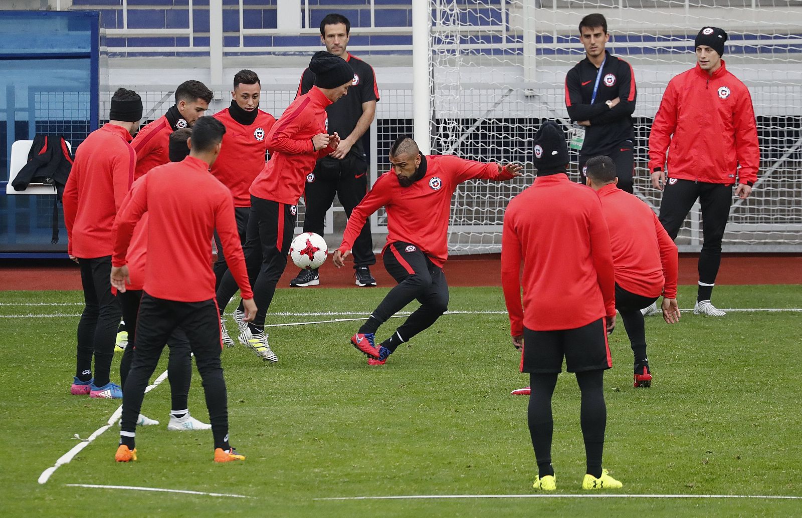 Los jugadores chilenos durante el entrenamiento previo a la final de la Confederaciones.