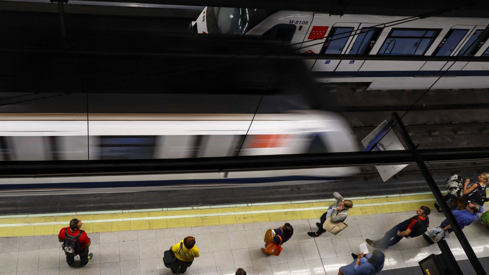 Los pasajeros esperan a entrar en uno de los trenes del Metro de Madrid