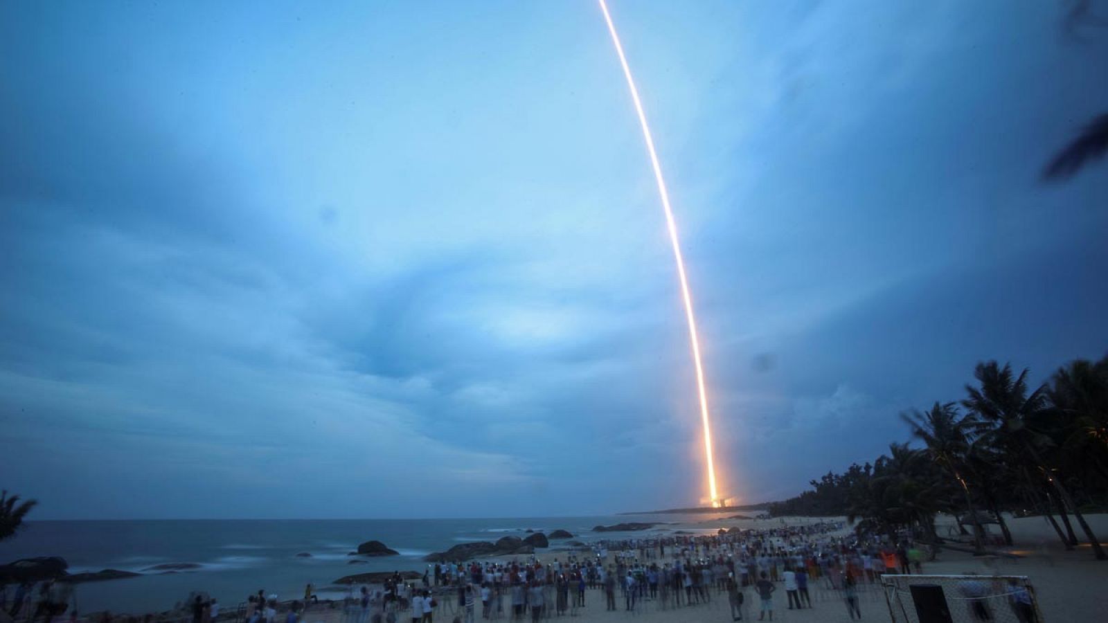 Espectadores asisten al lanzamiento del cohete Larga Marcha-5 Y2 en la isla de Hainan.