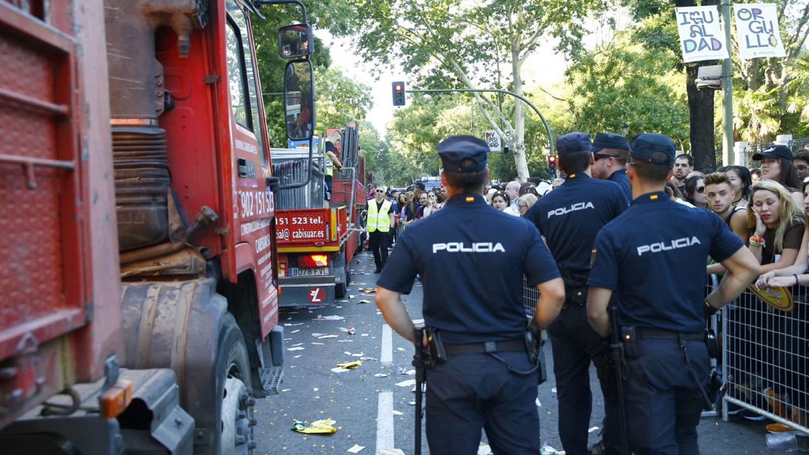 Miembros de la Policia Nacional vigilan las calles de Madrid durante la manifestación del World Pride
