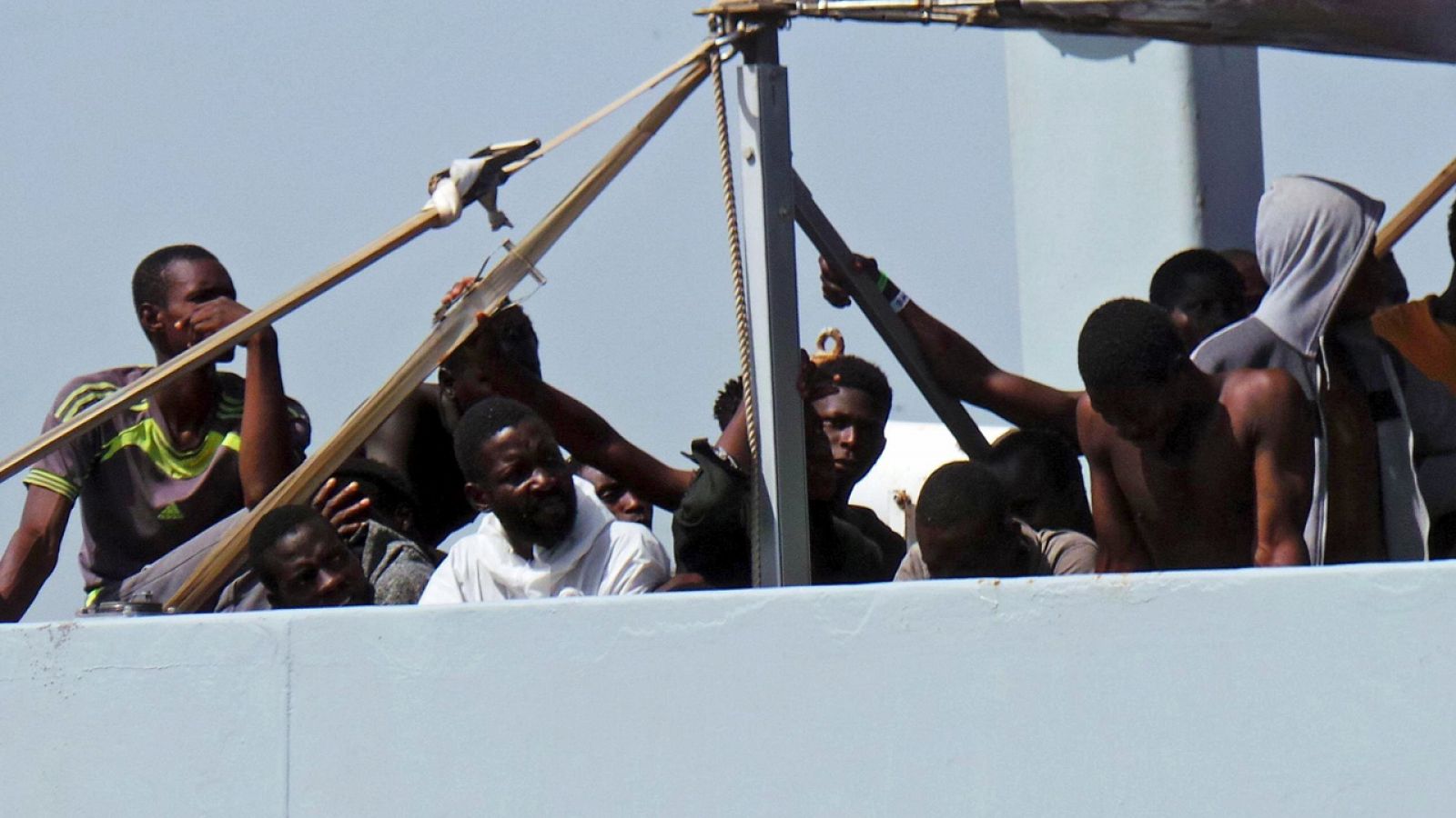 Inmigrantes rescatados en el Mediterraáneo desembarcan en el puerto de Brindisi, Italia