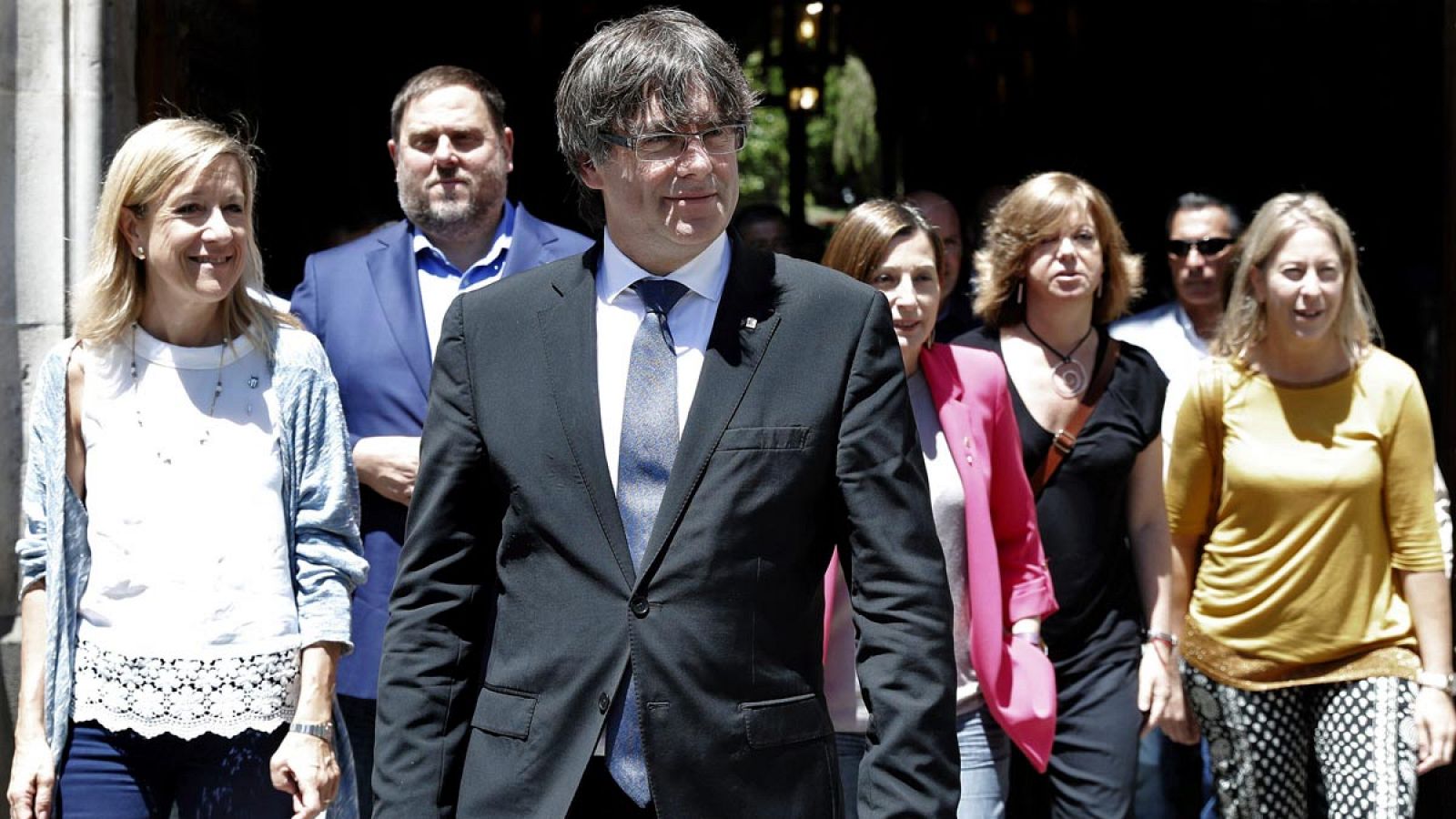Imagen reciente de Carles Puigdemont (centro) tras participar en un acto de compromiso con el referéndum.