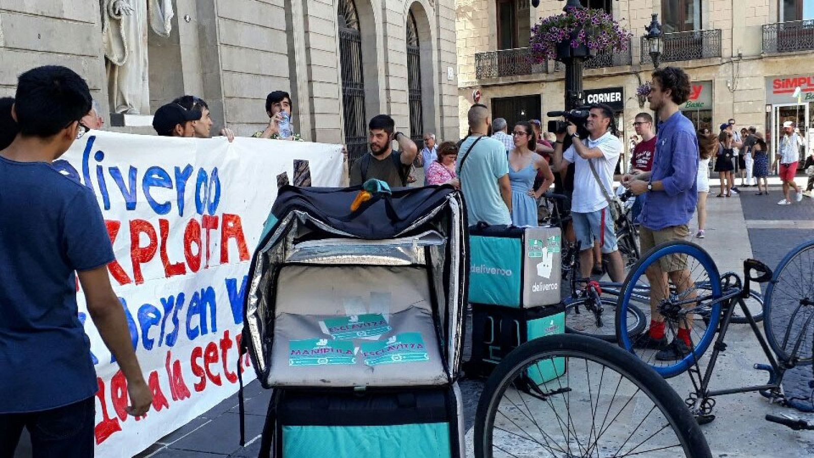 Repartidores de Deliveroo ante el Ayuntamiento de Barcelona este miércoles