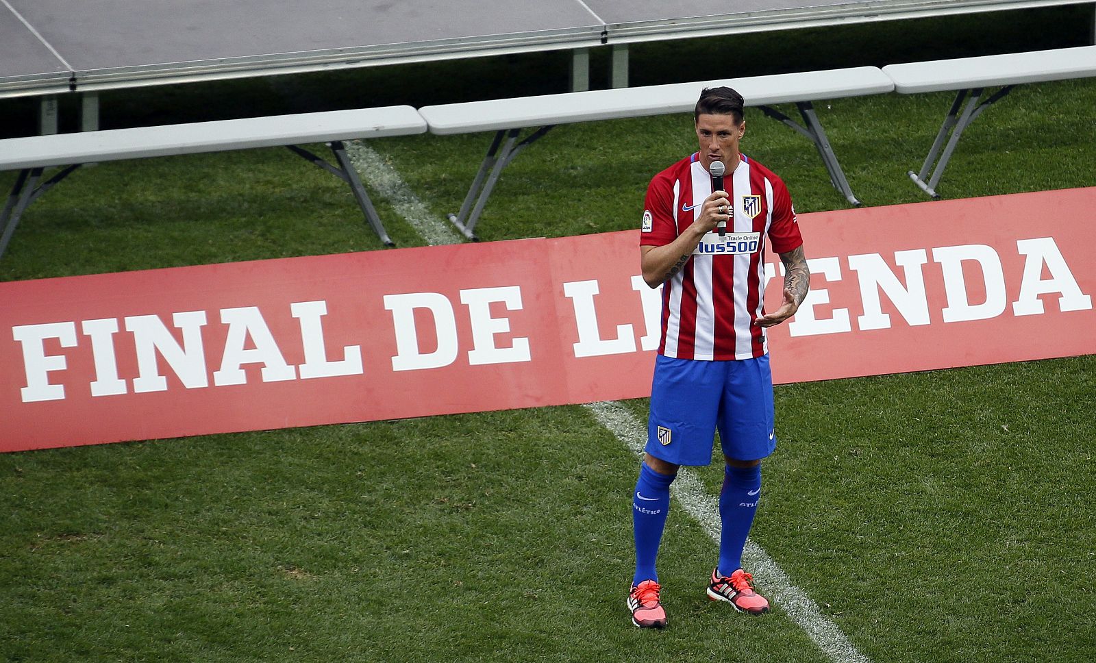El delantero atlético Fernando Torres firma un año más con el Atlético.