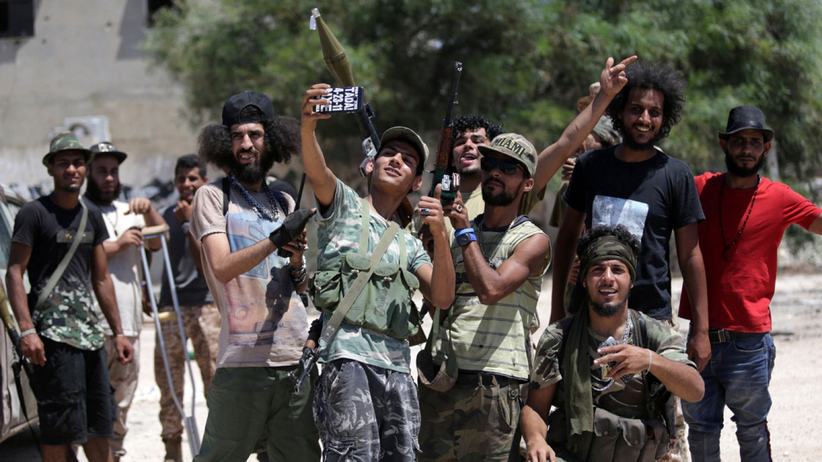 Soldados de las fuerzas de Hafter se hacen una foto antes de entrar en combate con las milicias islamistas en Bengasi