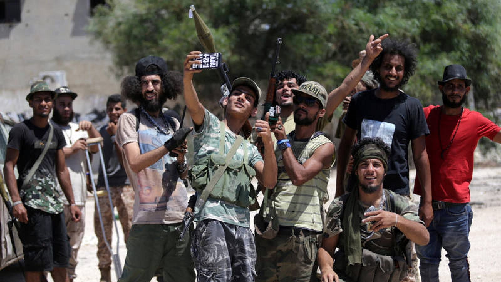 Soldados de las fuerzas de Hafter se hacen una foto antes de entrar en combate con las milicias islamistas en Bengasi