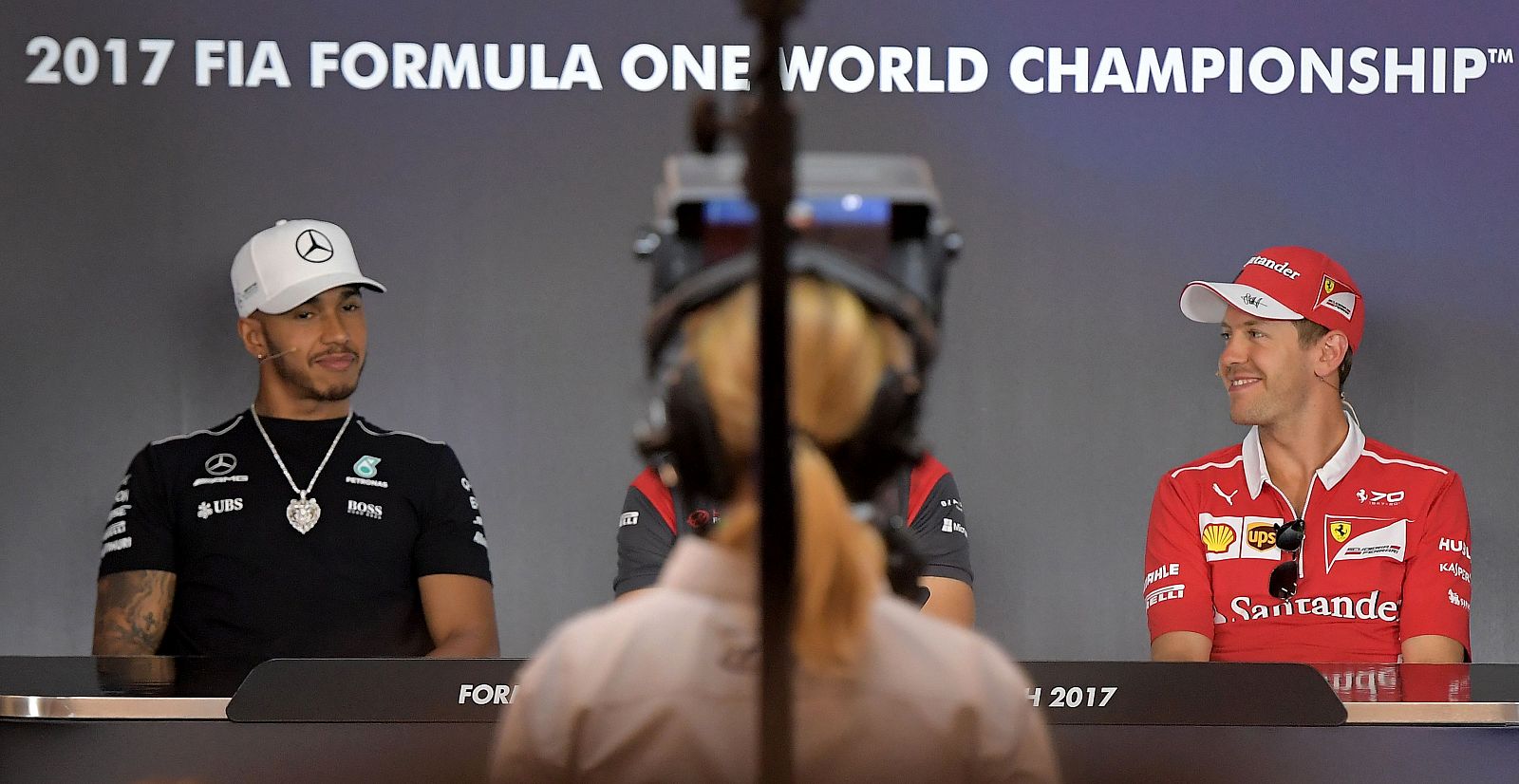Hamilton (i) y Vettel (D), durante la rueda de prensa previa al GP de Austria