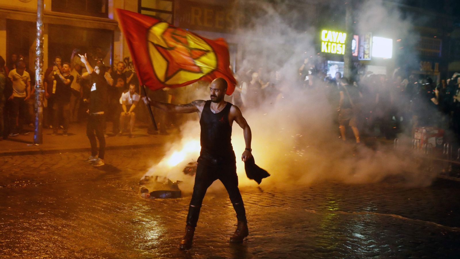 Manifestantes de izquierdas protestan en Hamburgo, Alemania, contra el G20