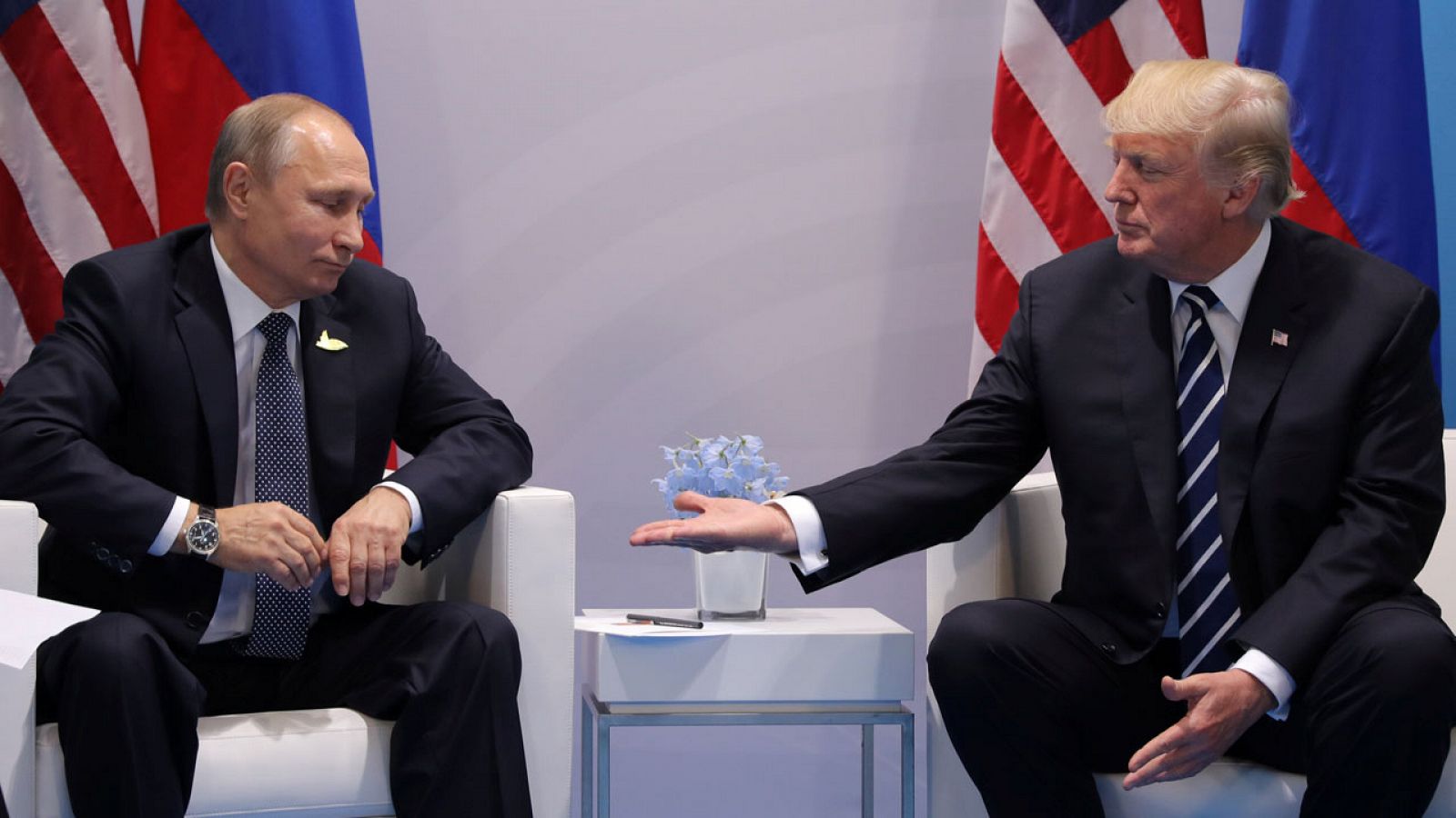 Vladímir Putin y Donald Trump se saludan durante su primera reunión bilateral en la cumbre del G20 en Hamburgo.
