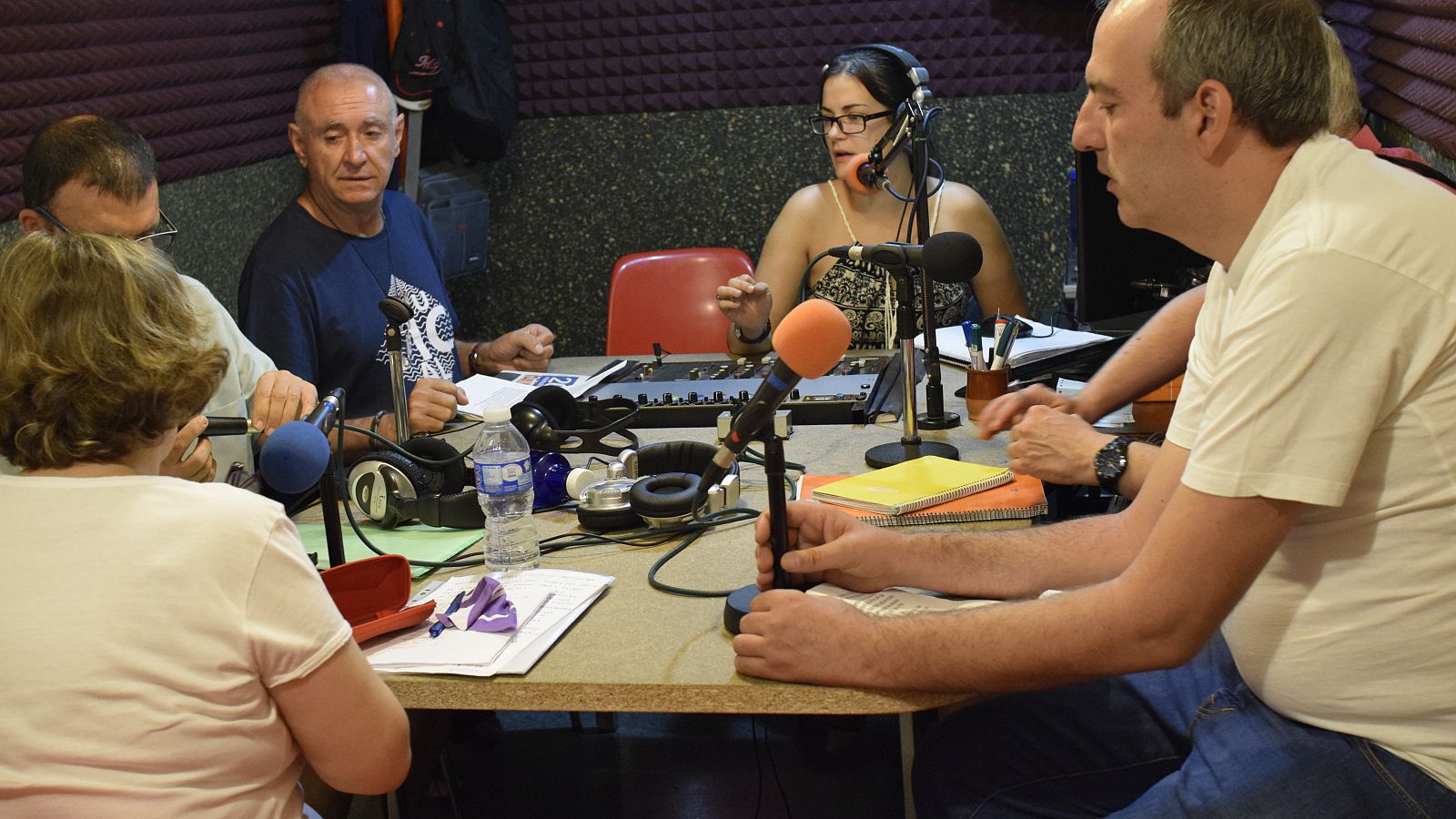 Los pacientes de AFAEMO, durante el programa Radio Tarumba, de la asociación Almenara.