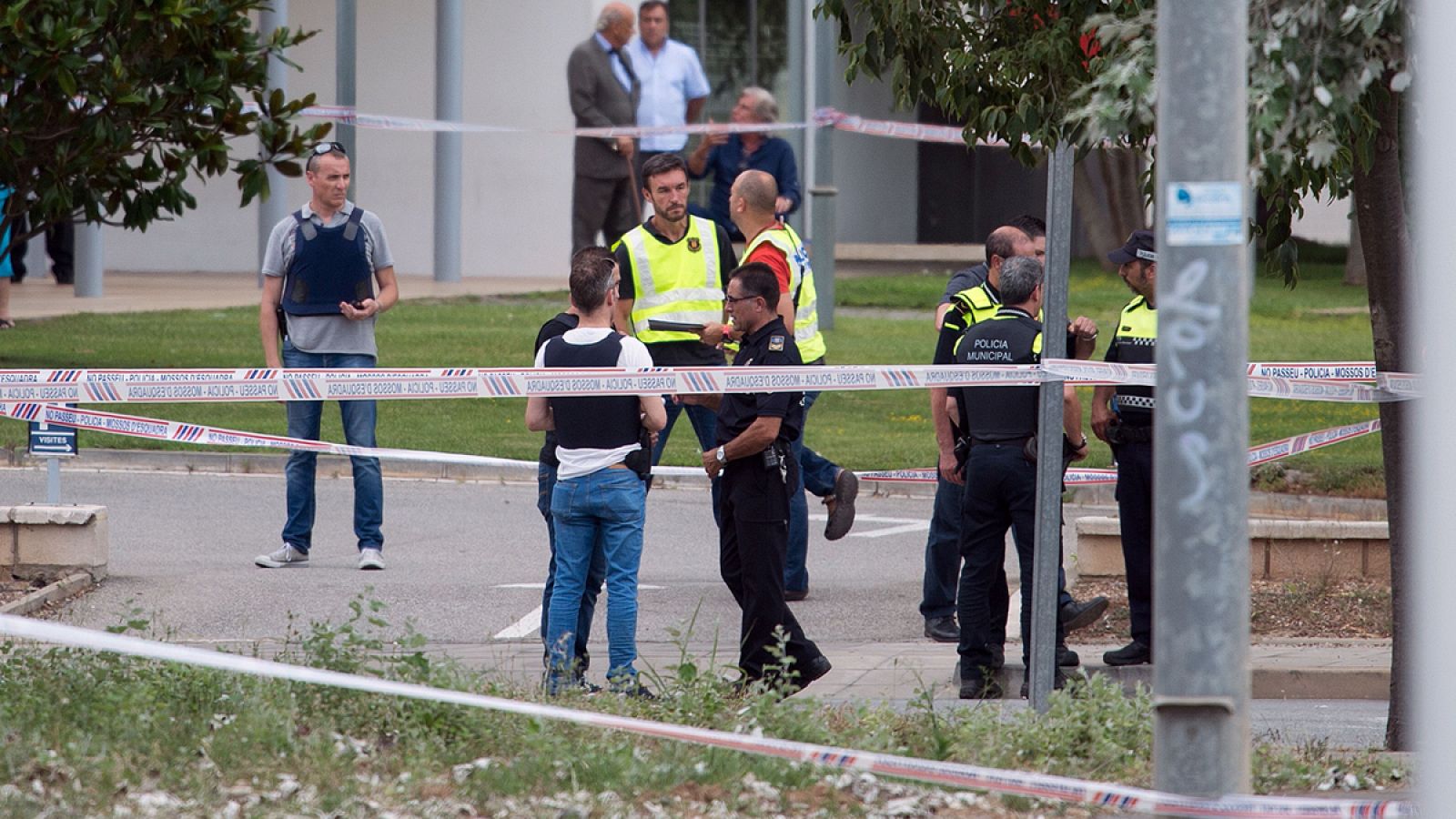 Los Mossos d'Esquadra inspeccionan los alrededores del tanatorio de Gavà, donde el agresor disparó a dos agentes.