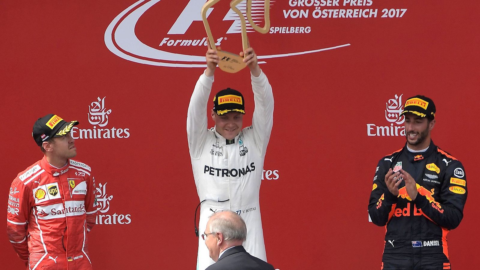 Bottas celebra su triunfo en el podio.