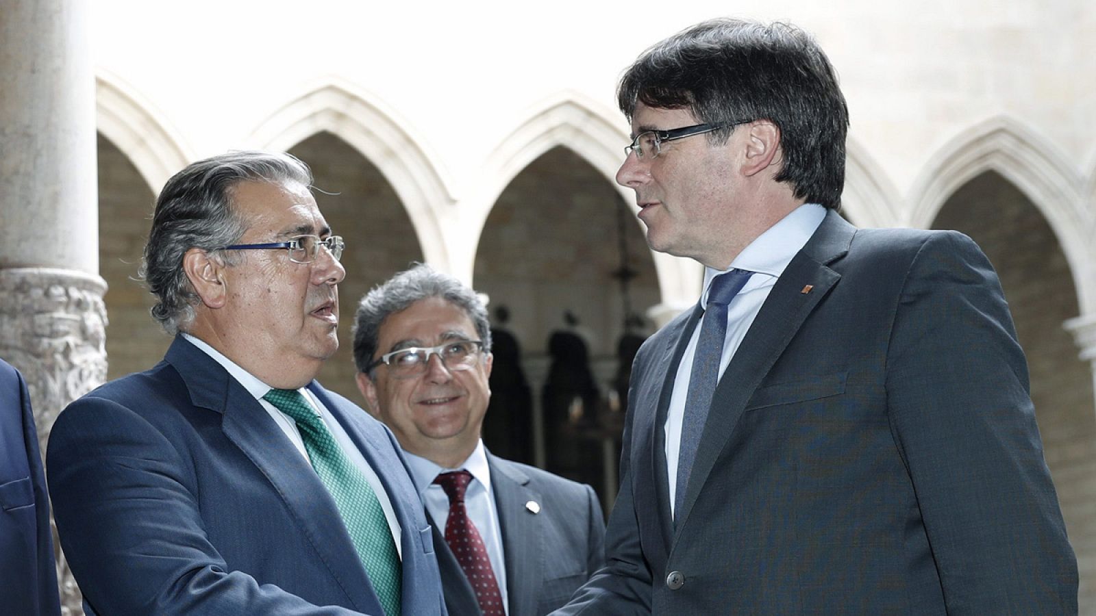 Carles Puigdemont saluda al ministro del Interior antes de la reunión de la Junta de Seguridad de Cataluña
