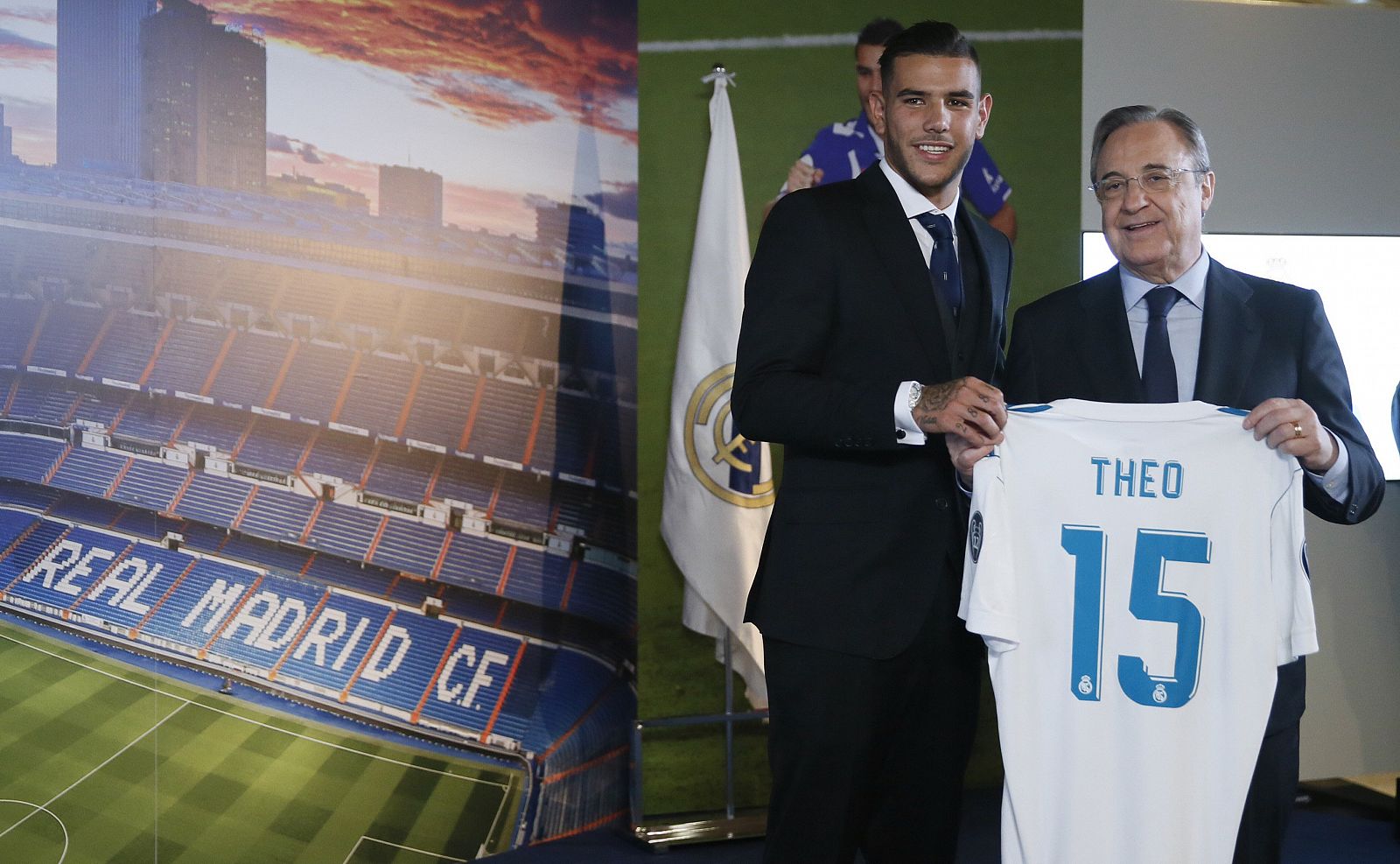 Theo Hernández (i), posa con una camiseta con su nombre junto con el presidente del club, Florentino Pérez.