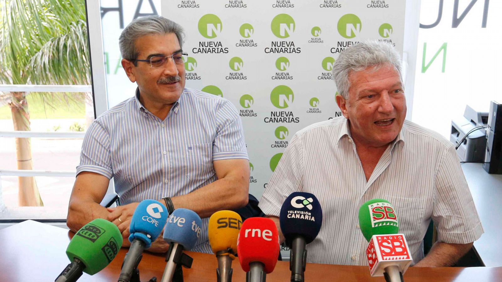El presidente de Nueva Canarias, Román Rodríguez (i) y el diputado de este partido Pedro Quevedo (d)