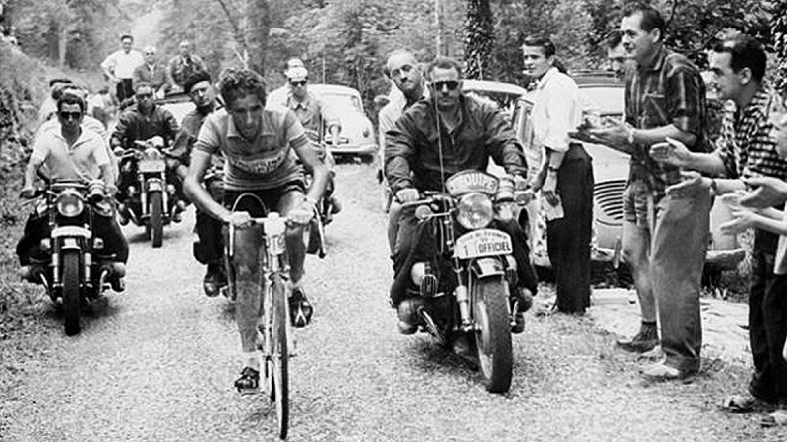 Federico Martín Bahamontes en una etapa del Tour de Francia