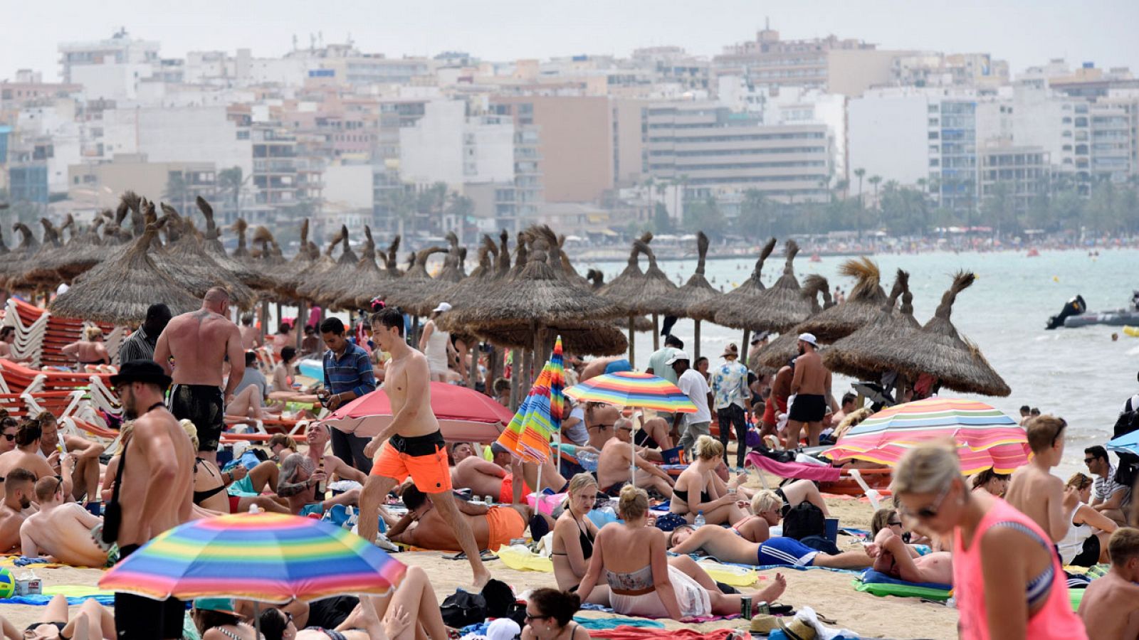 Turistas en la Playa de Palma en una foto de archivo