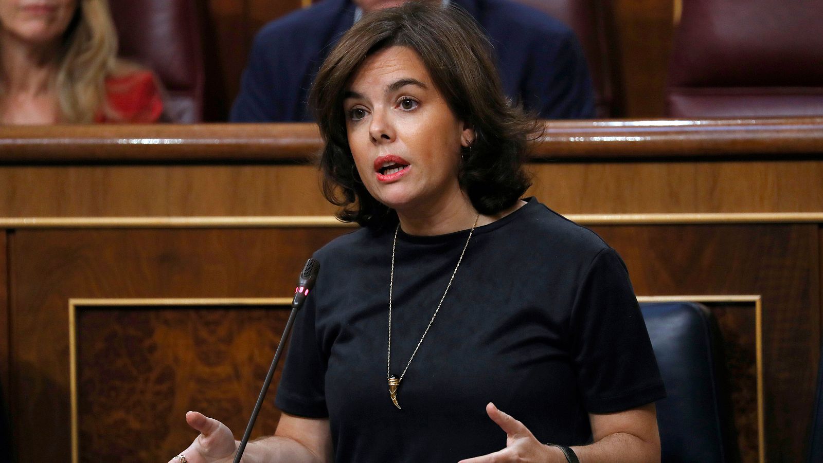 La vicepresidenta del Gobierno, Soraya Sáenz de Santamaría, durante su intervención en la sesión de control al Ejecutivo, en la Cámara Baja.