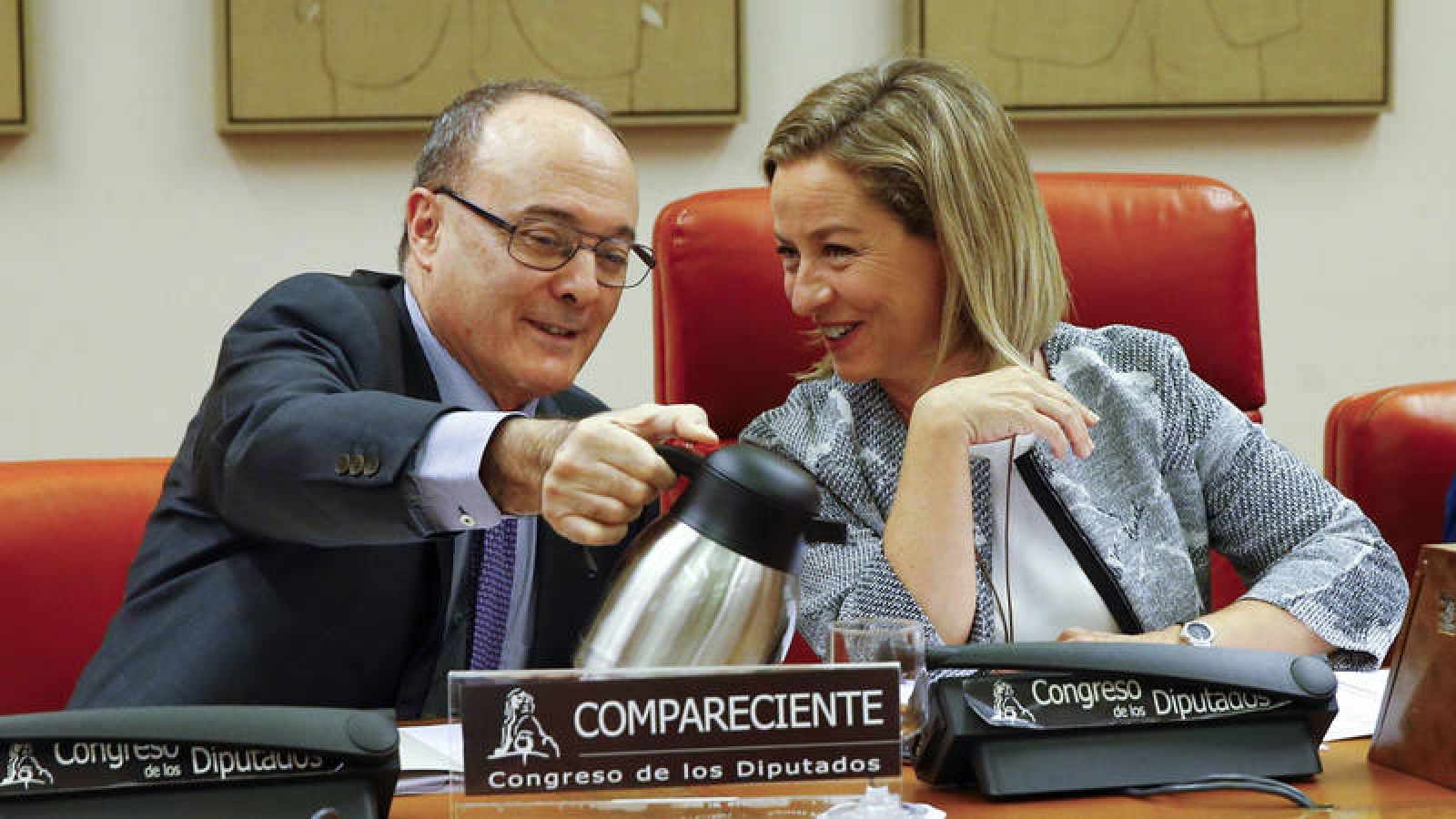 El gobernador del Banco de España, Luis María Linde, junto a la diputada canaria Ana Oramas