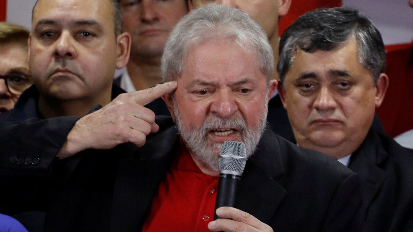 El expresidente brasileño, Lula da Silva, da una rueda de prensa en Sao Paulo tras su condena por corrupción.