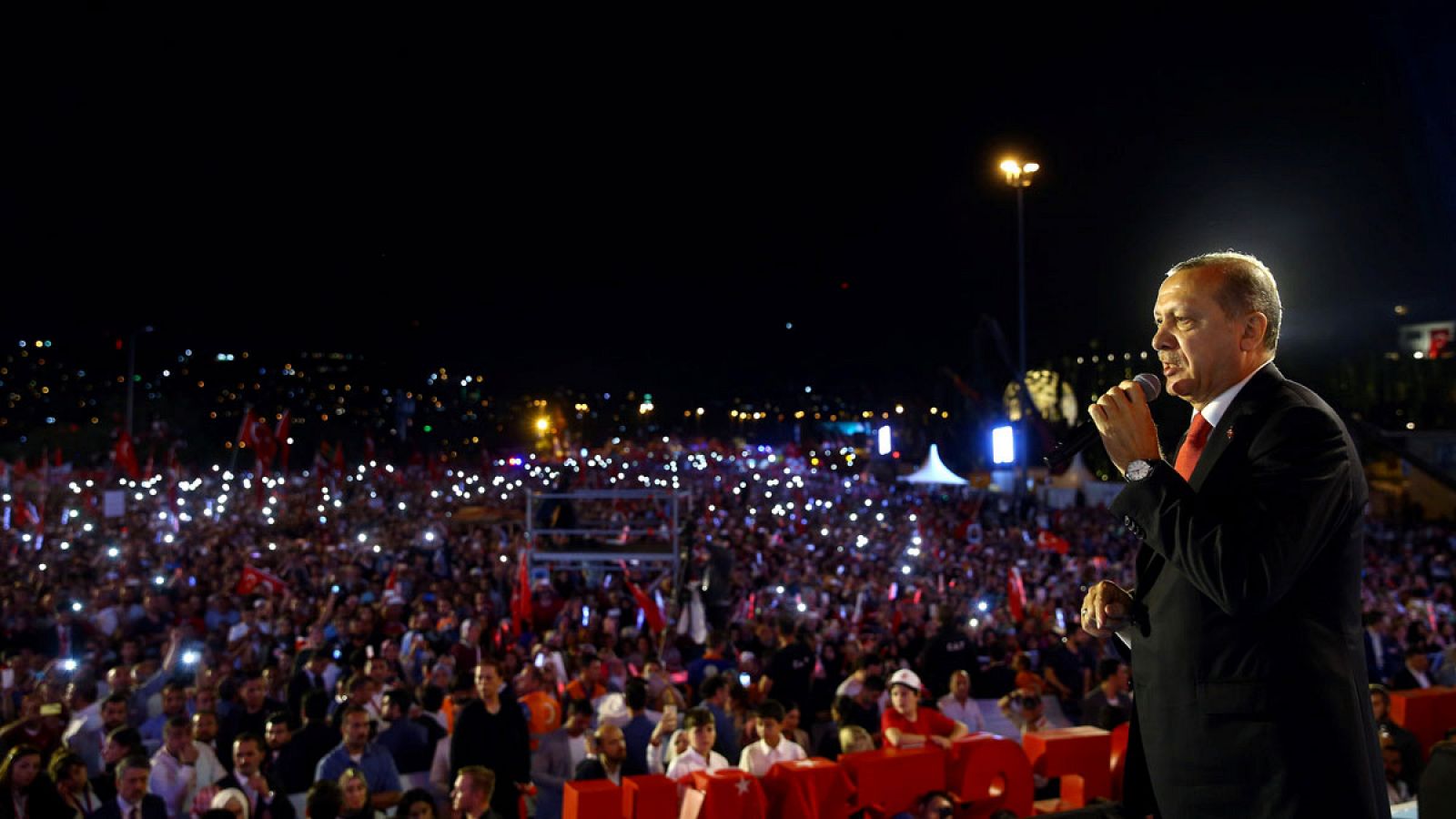 Erdogan durante su discurso desde una tribuna erigida en el extremo asiático del puente del Bósforo.