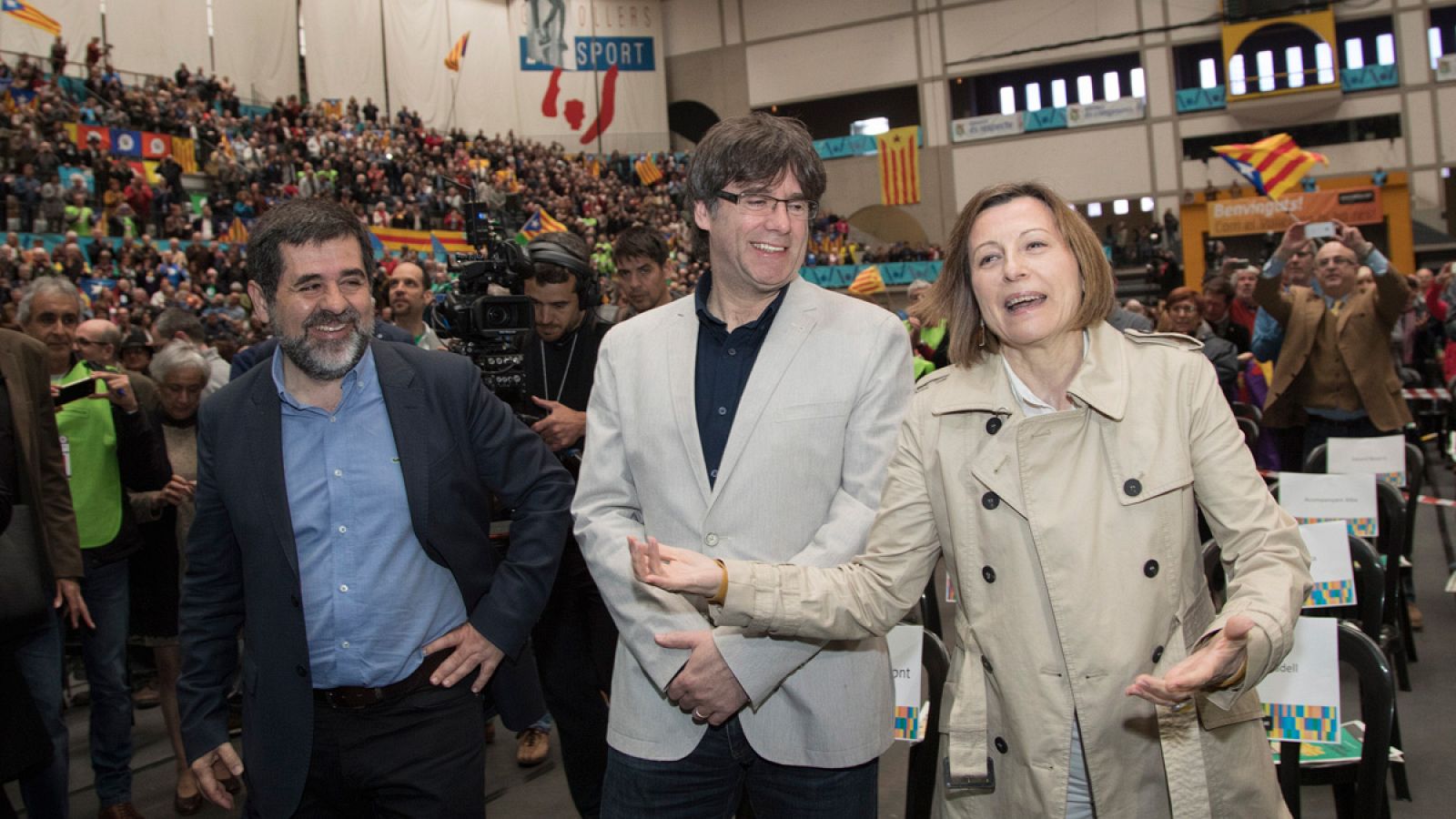 El presidente de la Generalitat, Carles Puigdemont, la presidenta del Parlament, Carme Forcadell, y el presidente de ANC, Jordi Sánchez