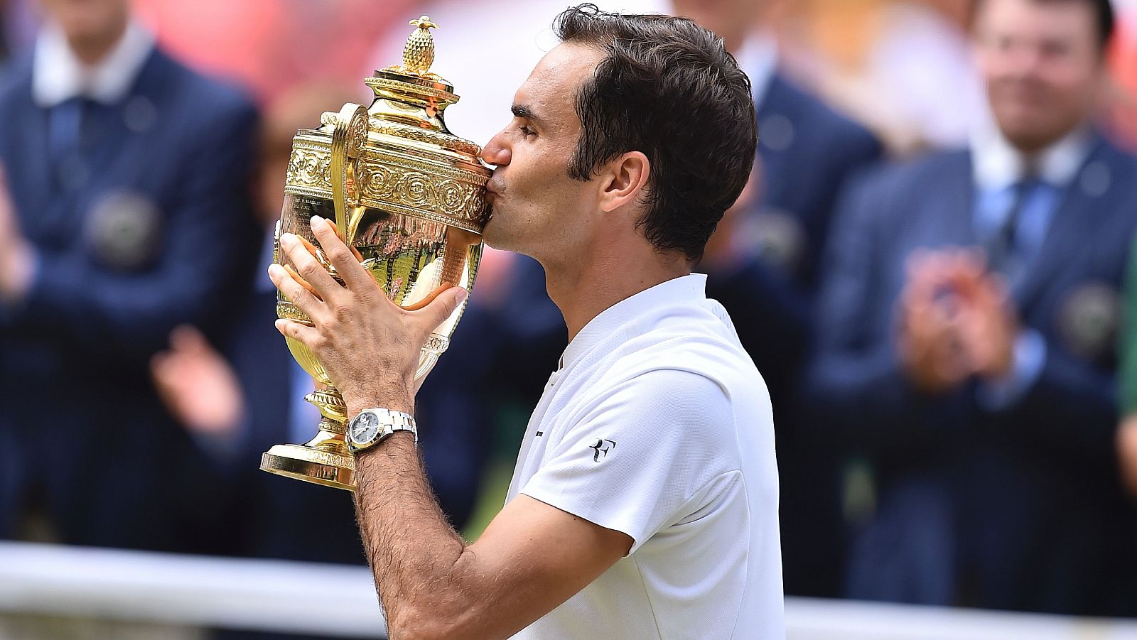 Roger Federer besa el trofeo de campeón de Wimbledon 2017