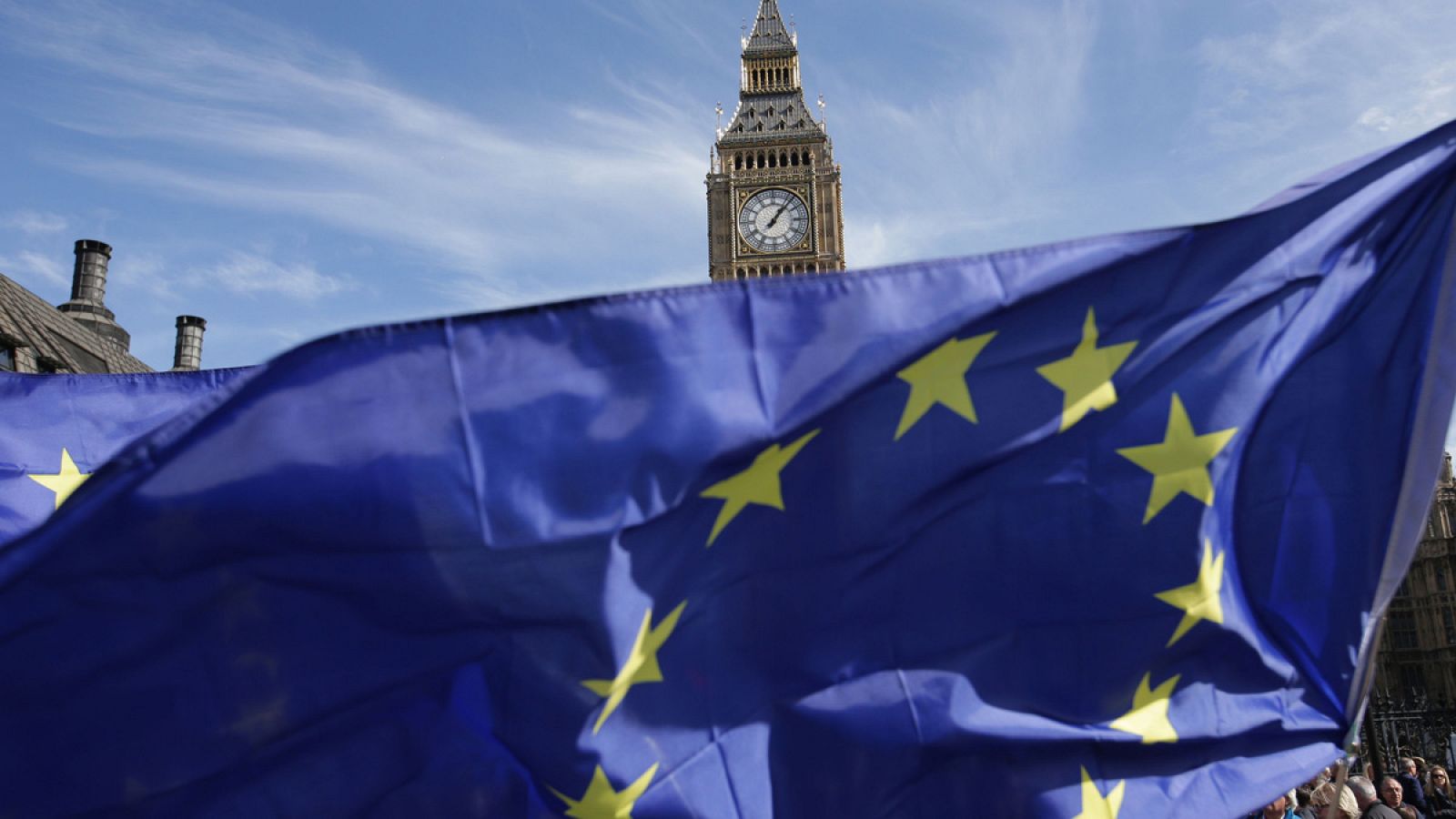 Una bandera de la UE ondea frente al Parlamento británico en Londres
