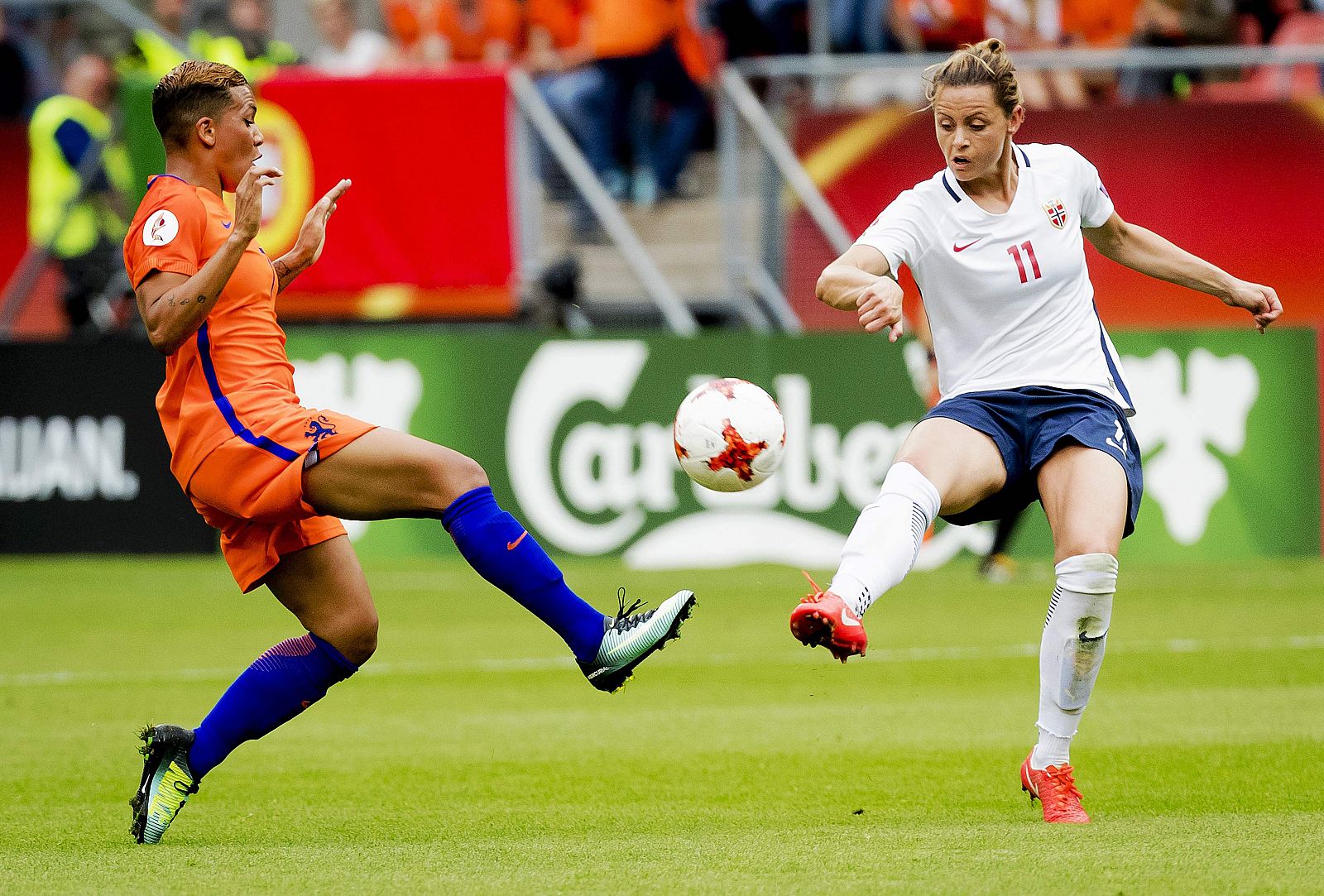 Shanice van de Sanden (i), autora del gol, disputa el balón con la noruega Nora Halstad Berge