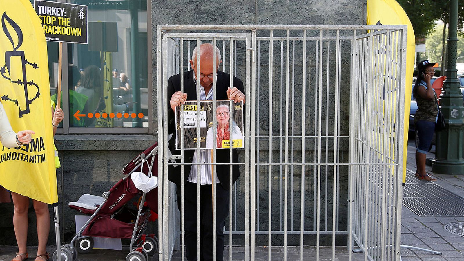 El director de Amnistía Internacional en Bélgica, Philippe Hensmans, durante una proteta frente a la embajada turca en Bruselas para pedir la libertad de Idil Eser
