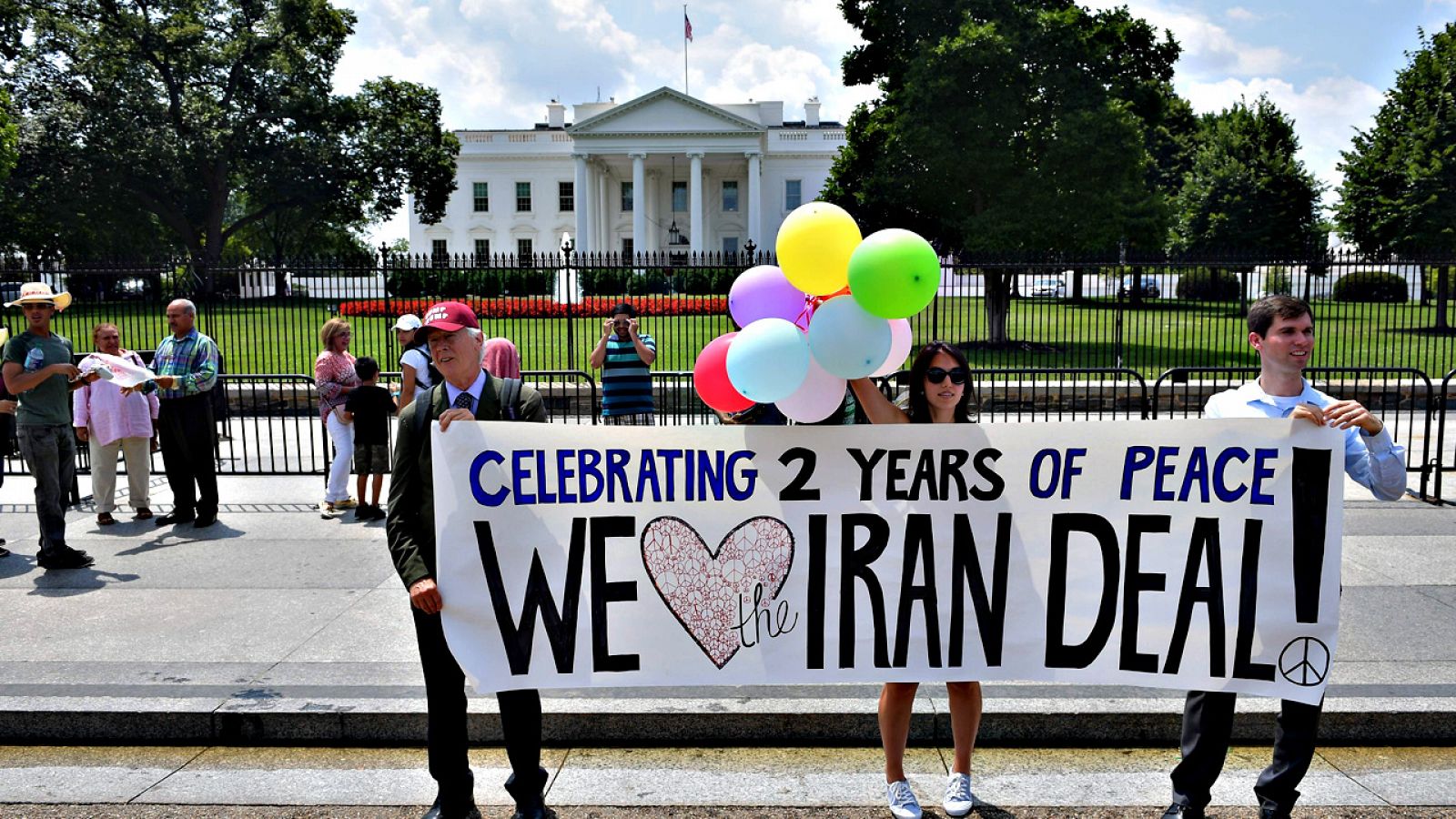 Un grupo de activistas conmemora los dos años del acuerdo nuclear con Irán, cerrado el 14 de julio de 2015, frente a la Casa Blanca