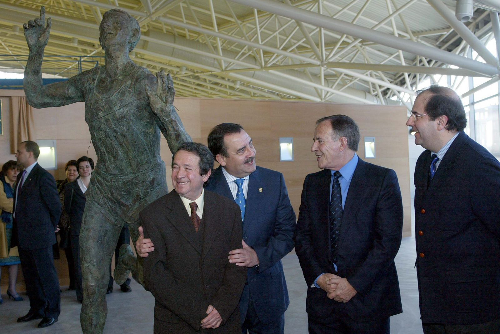 Imagen de archivo de la Inauguración en 2002 del edificio multiuosos "Sánchez Paraíso" a la que asistió el ex atleta.