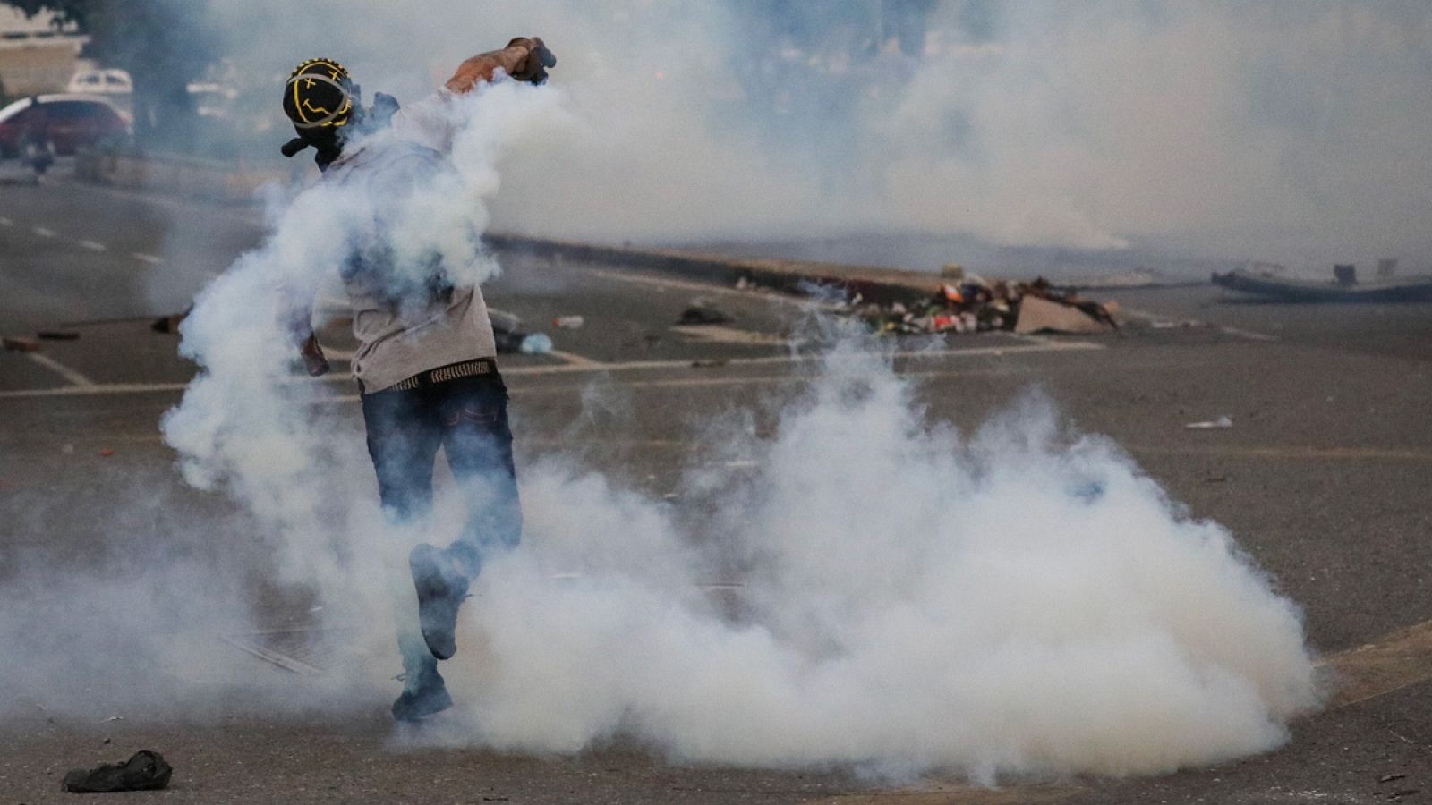 Muere quemado un hombre durante nuevos enfrentamientos en Venezuela