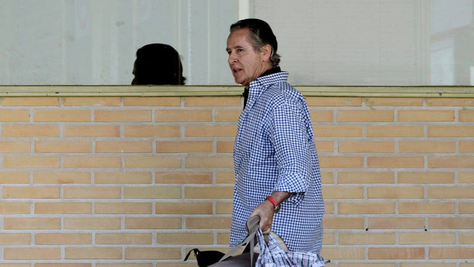 El expresidente de Caja Madrid Miguel Blesa, a su salida de la prisión madrileña de Soto del Real en junio de 2013