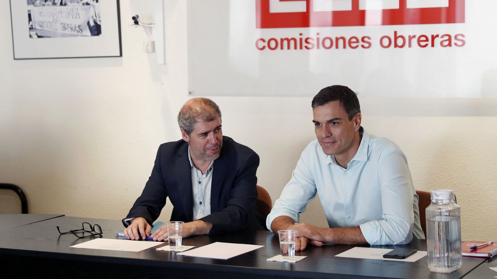 El secretario general de CCOO, Unai Sordo (i), y el del PSOE, Pedro Sánchez