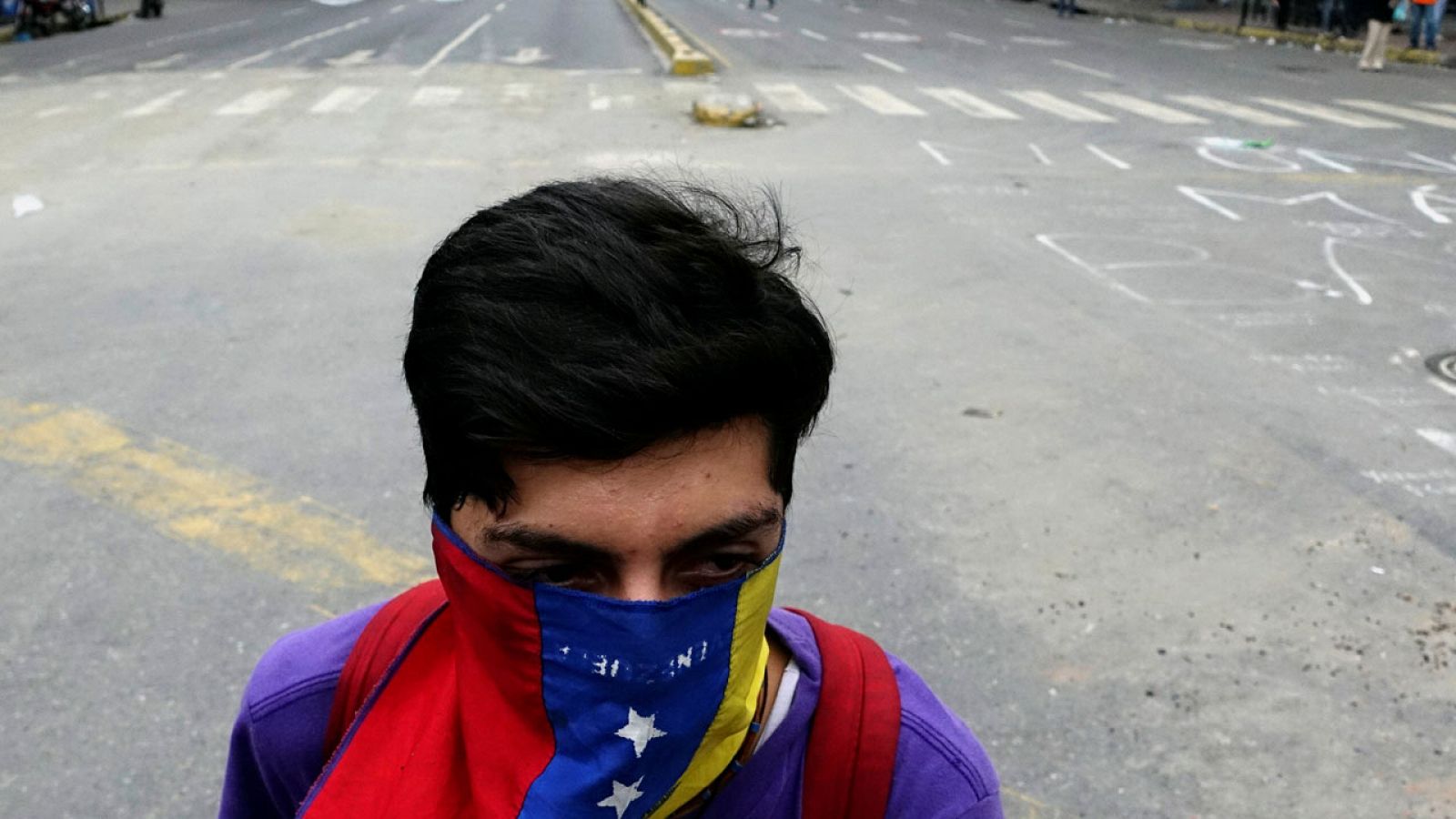 Un manifestante luce la bandera venezolana en una protesta contra Maduro en Caracas