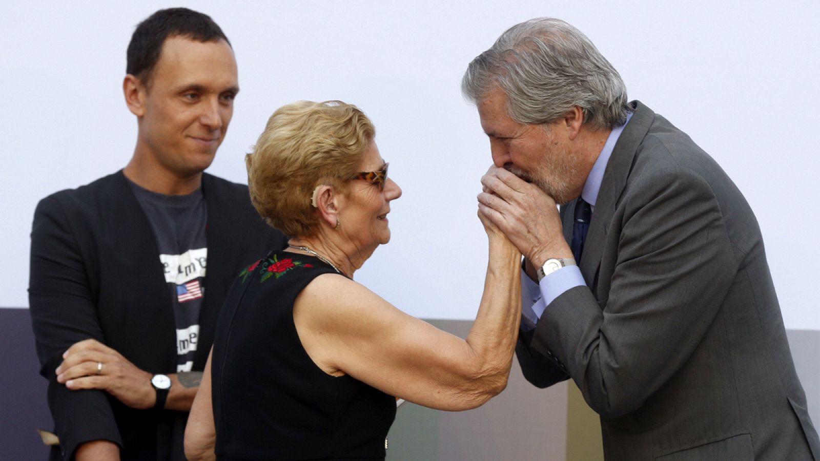 El Ministro de Educación, Iñigo Méndez de Vigo, entrega a la madre del diseñador David Delfín y a su socio, Gorka Postigo, el Premio Nacional de Diseño de Moda, otorgado a David Delfín en noviembre de 2016.