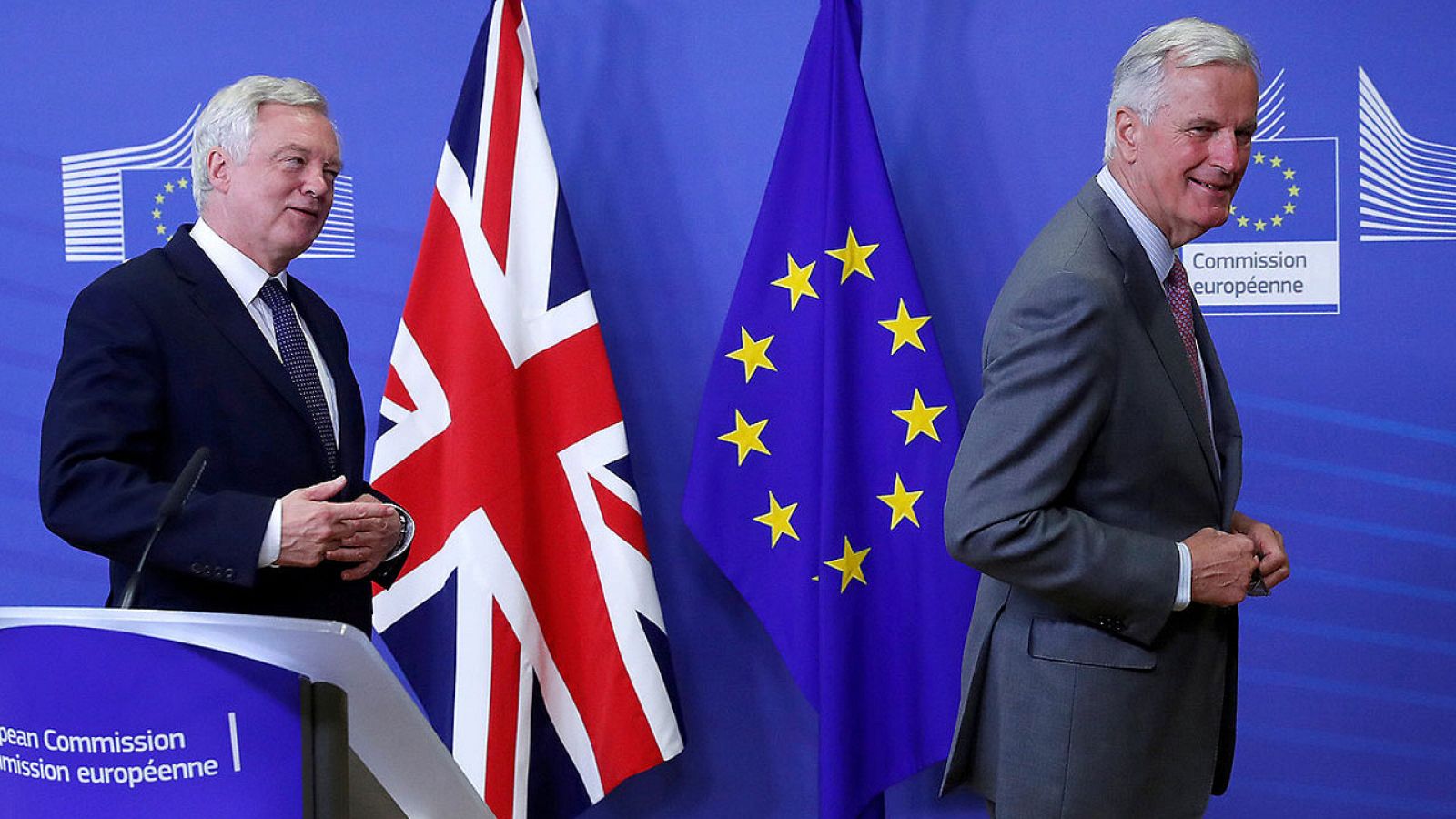 El ministro británico para el Brexit, David Davis (izquierda) y el negociador de la UE, Michel Barnier, en Bruselas, al inicio de la ronda de negociaciones