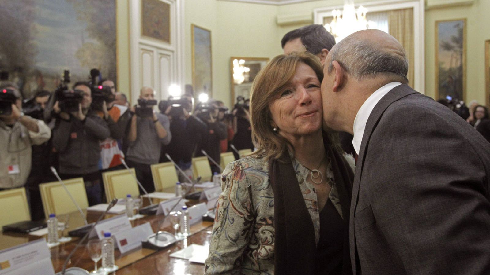 Imagen de archivo de diciembre de 2012 en la que se ve al entonces ministro de Educación, José Ignacio Wert (d), saludando a la secretaria general de Enseñanza de Cataluña, María Jesús Mier.