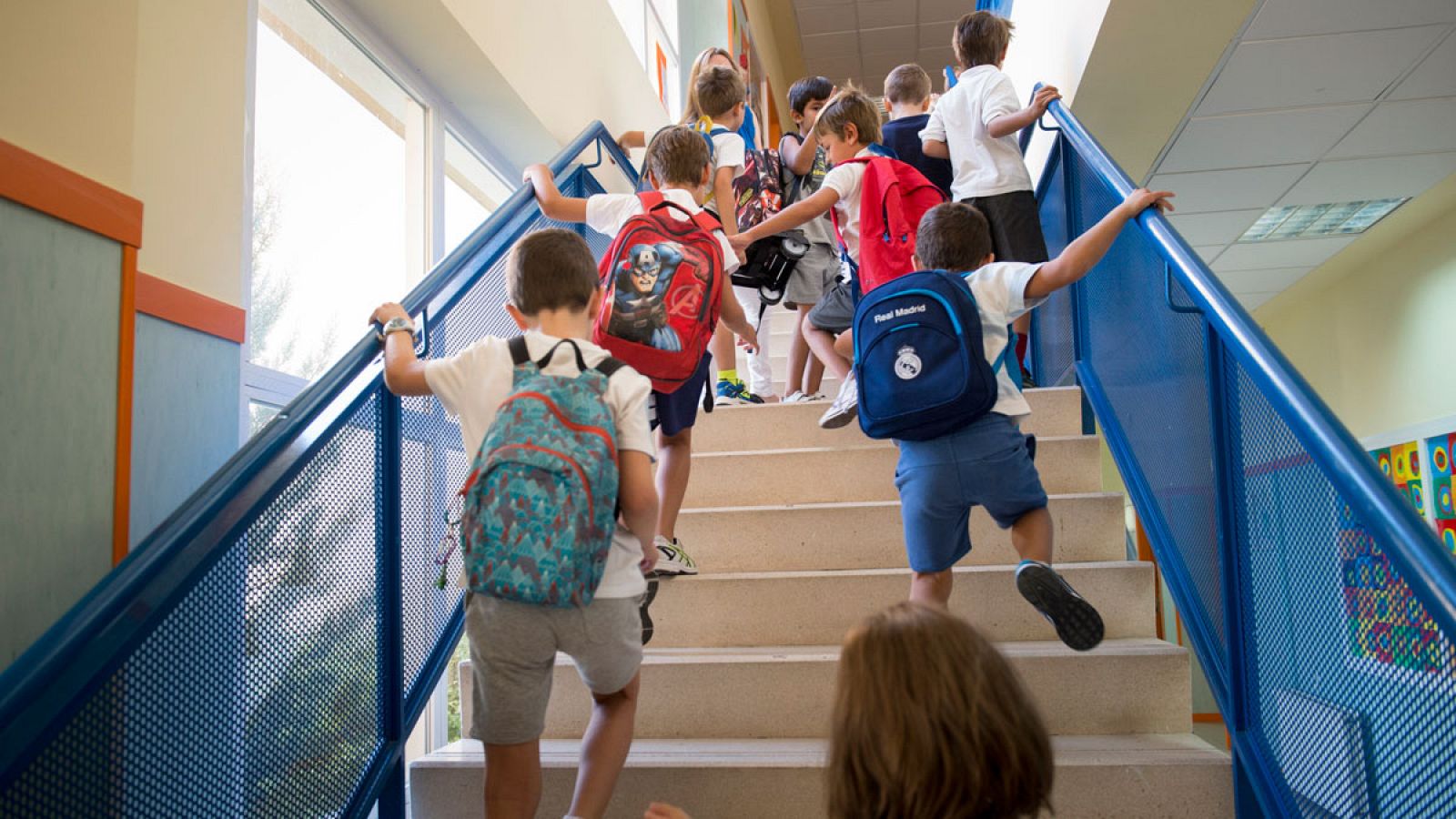 Varios niños a su llegada a un colegio de Madrid en una imagen de archivo