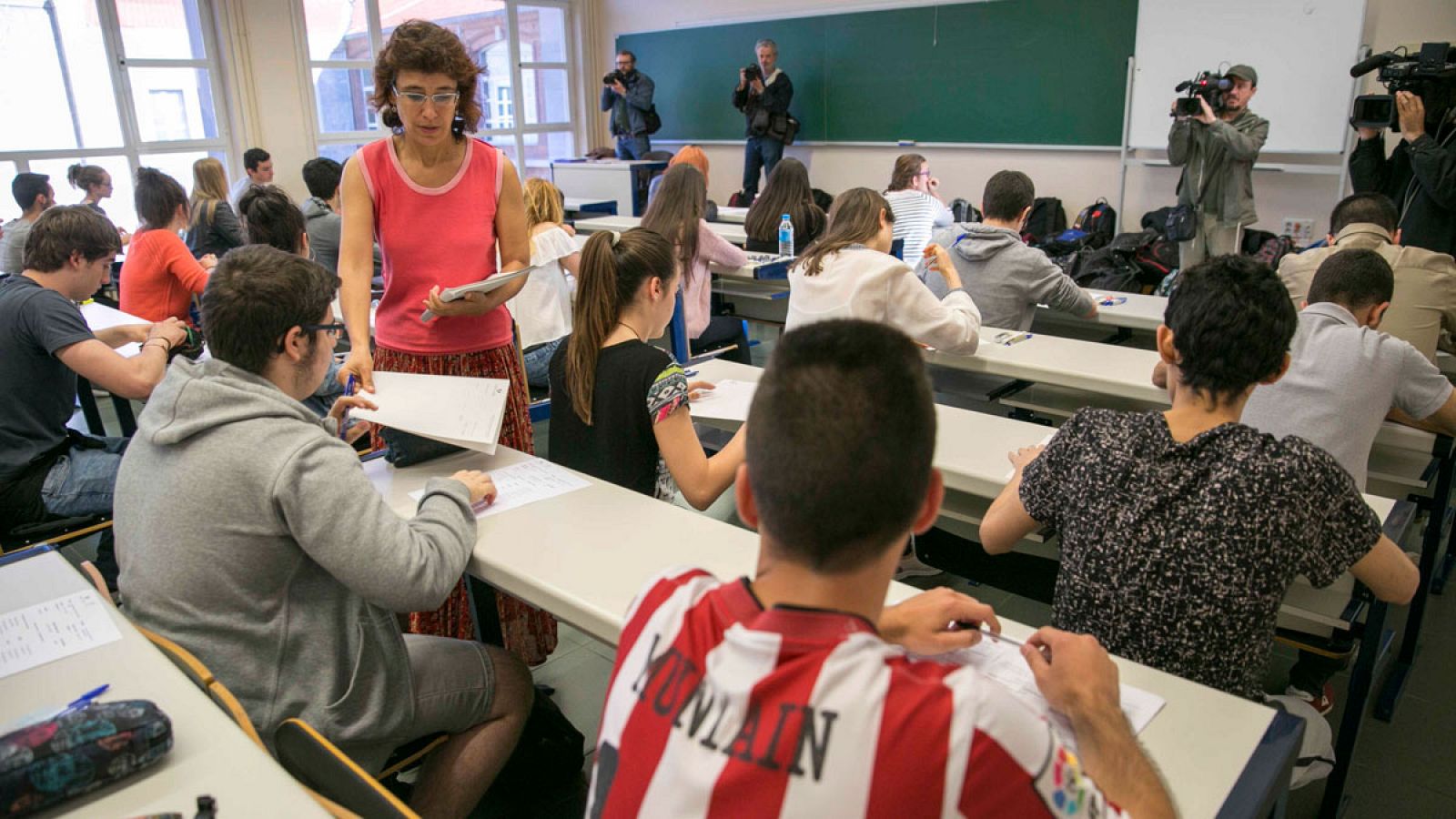 Alumnos en la Evaluación para el Acceso a la Universidad en Vitoria