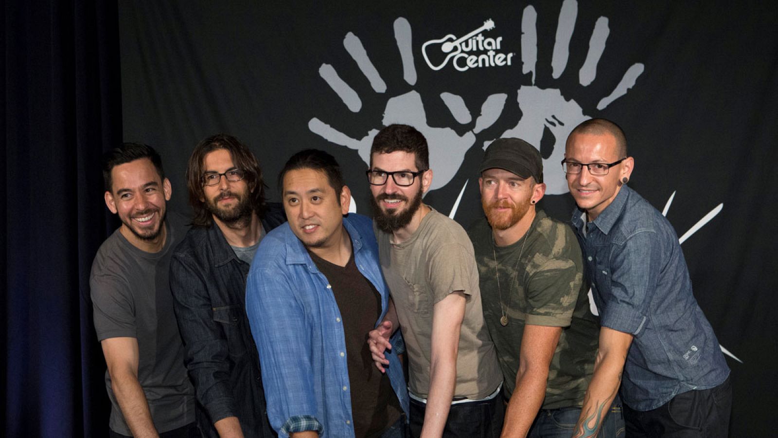 Los miembros de la banda Linkin Park  (con Chester Bennington a la derecha) en una imagen de junio de 2014.