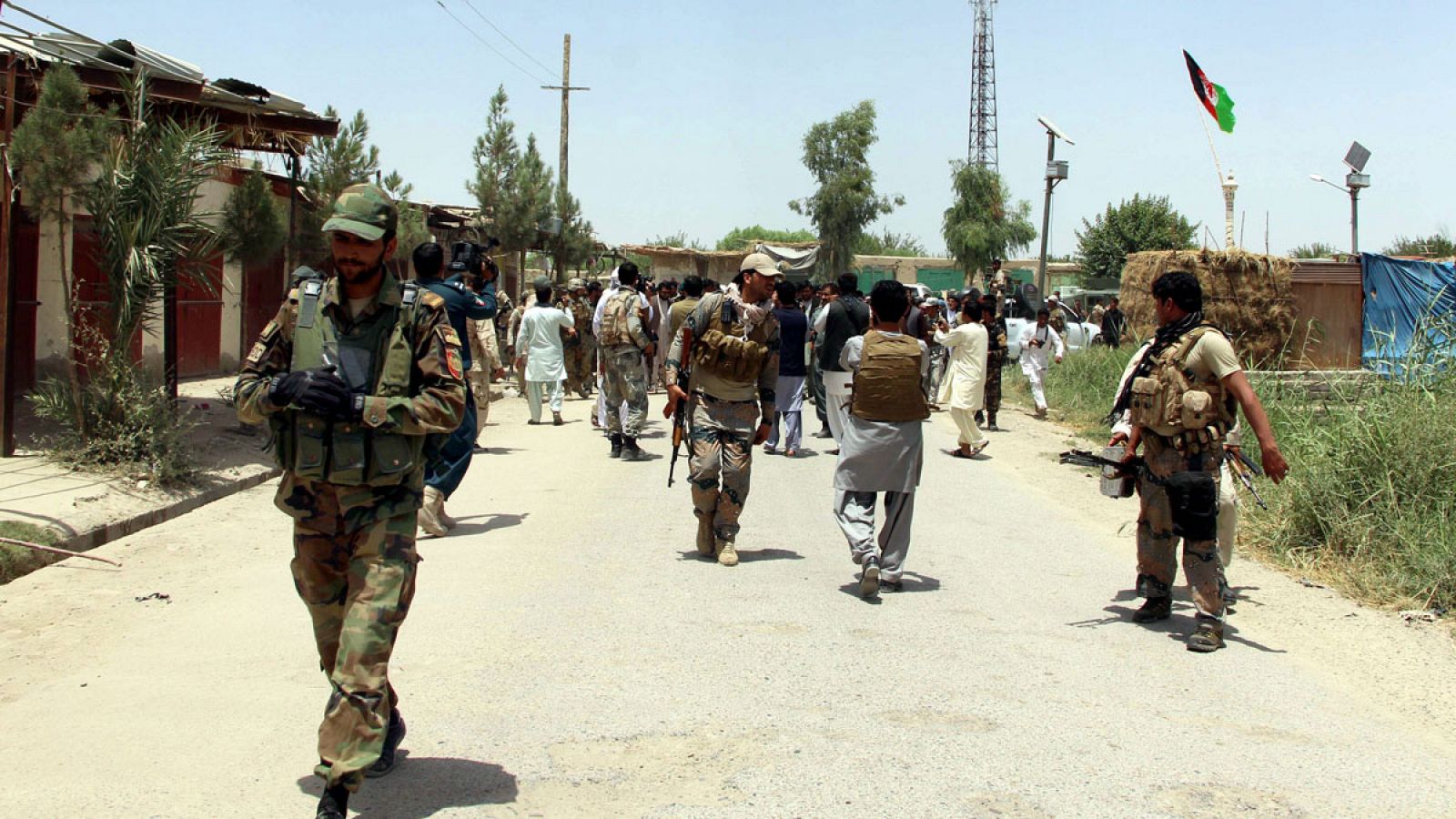 Tropas afganas patrullan en una operación contra los talibanes el 19 de julio