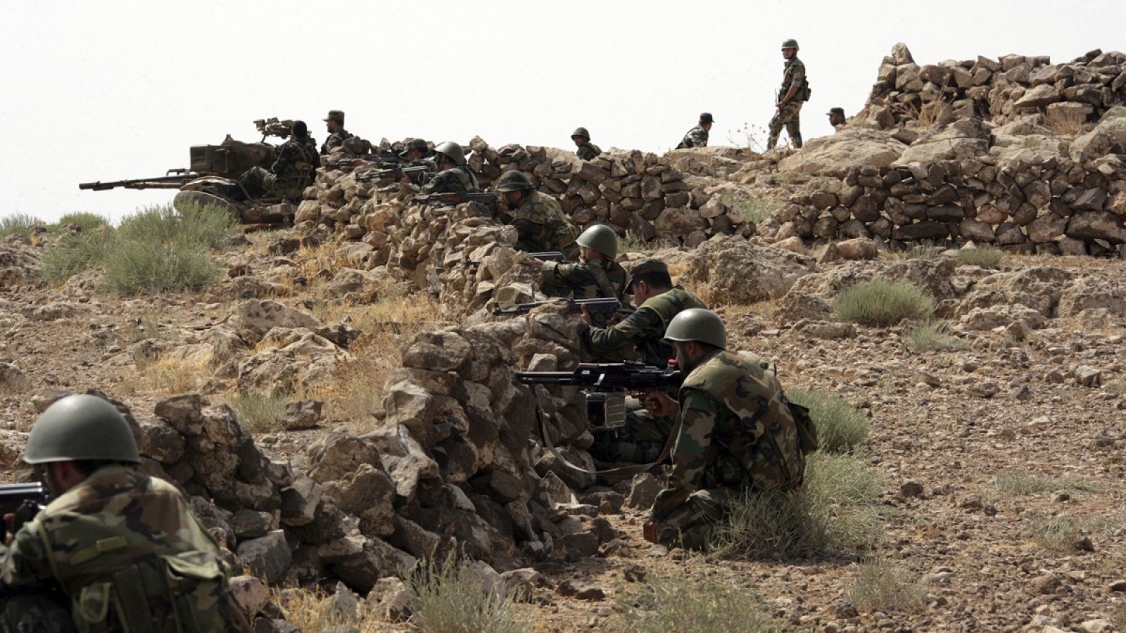 Soldados sirios apostados tras tomar el control de un territorio rebelde en la provincia sureña siria de Al Sueida