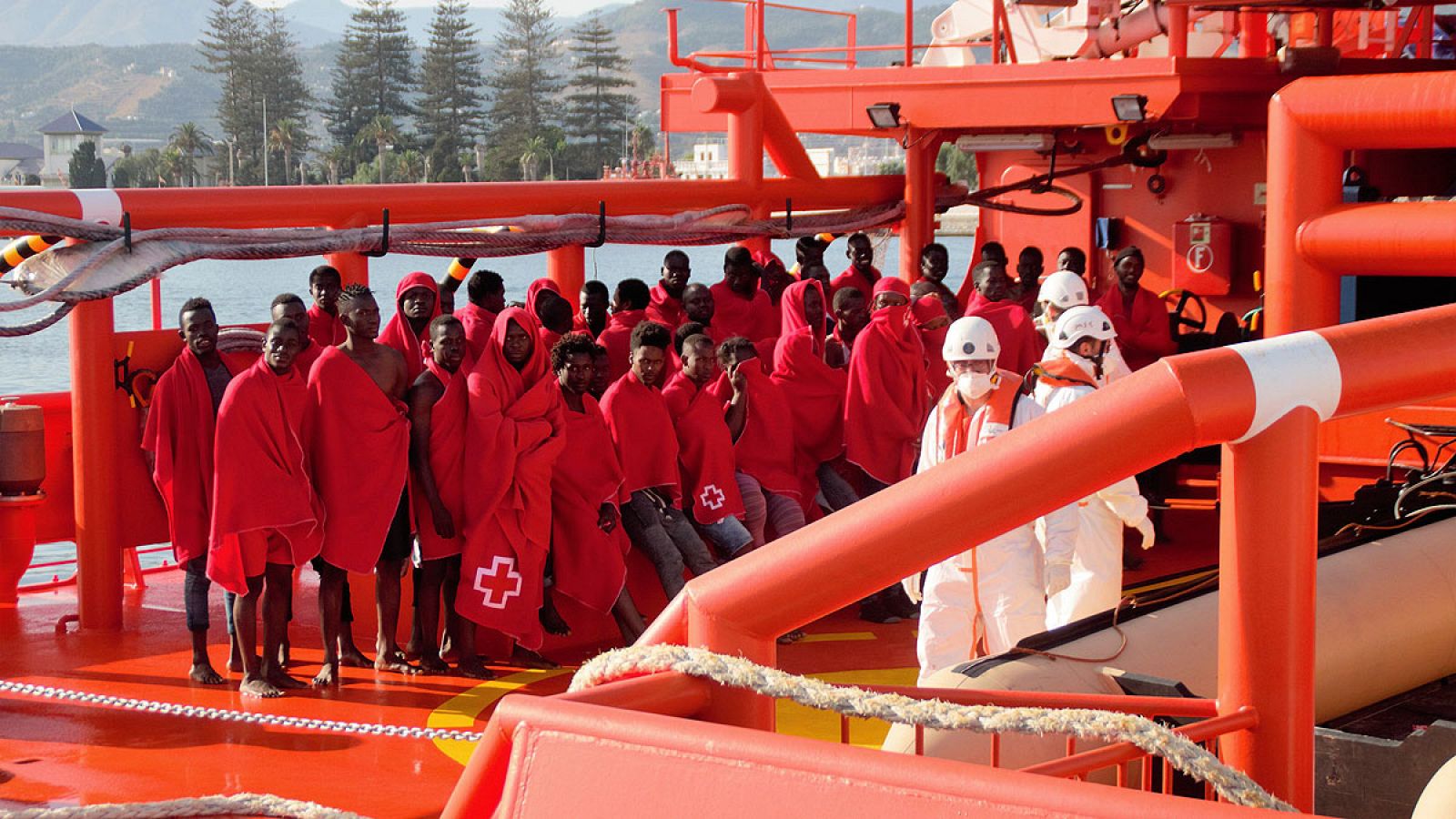 Varios de los inmigrantes rescatados a su llegada al puerto de Motril