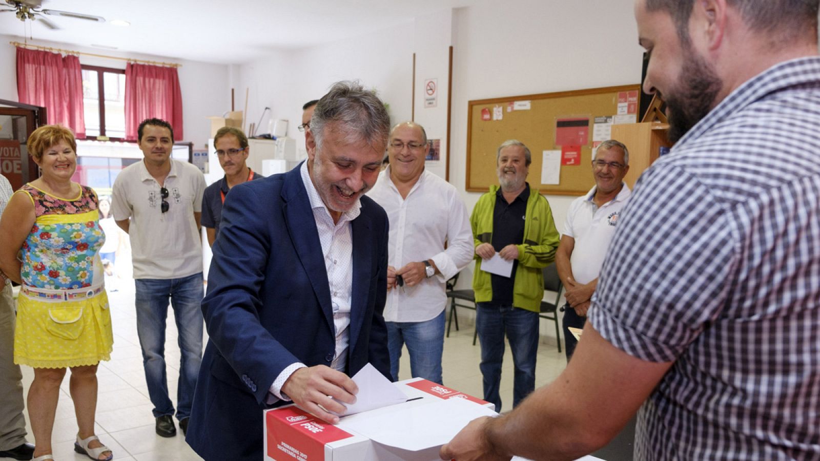 Ángel Victor Torres votando en las elecciones primarias del PSOE en Canarias