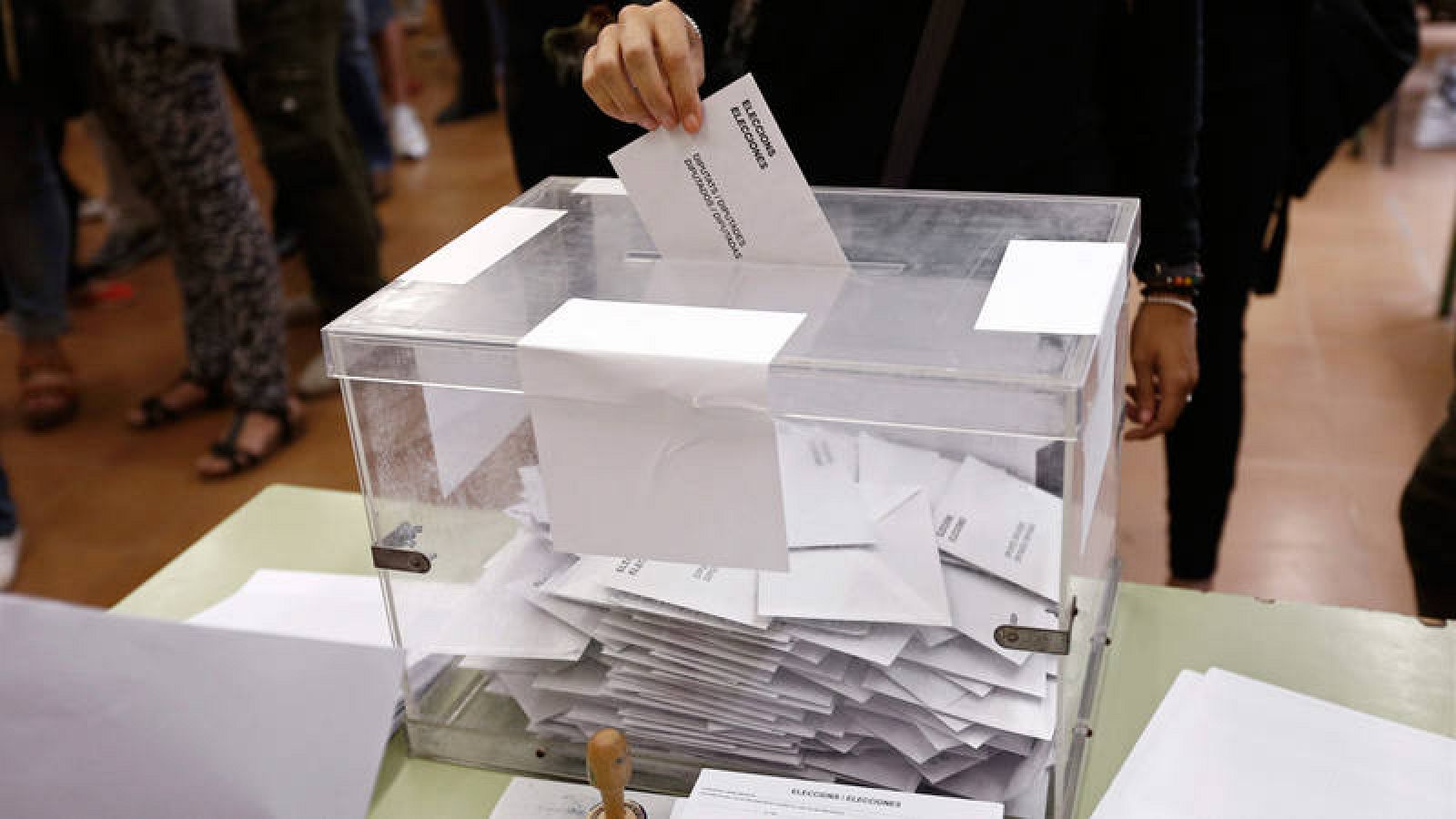 Una urna en un colegio electoral de Barcelona en las elecciones autonómicas de 2015
